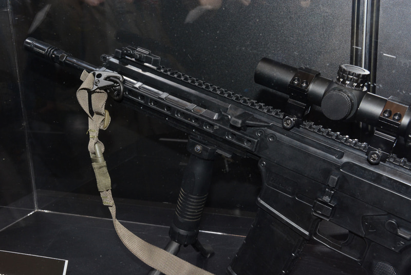 ゴム製とは思えないリアルな質感。エアソフトガンとしての商品化を強く希望したい