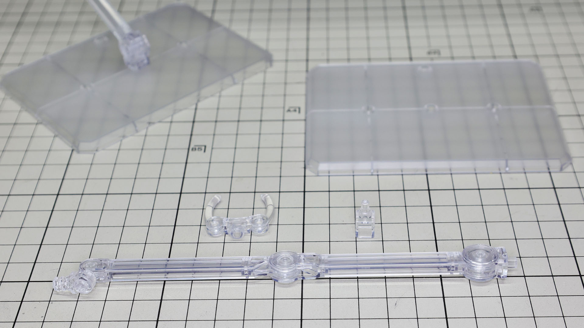 組み立て説明書にはハンドと軸の2種類を組み立てる指示ですが、入れ替えできるのでハンドをもう一つ組んでおきました