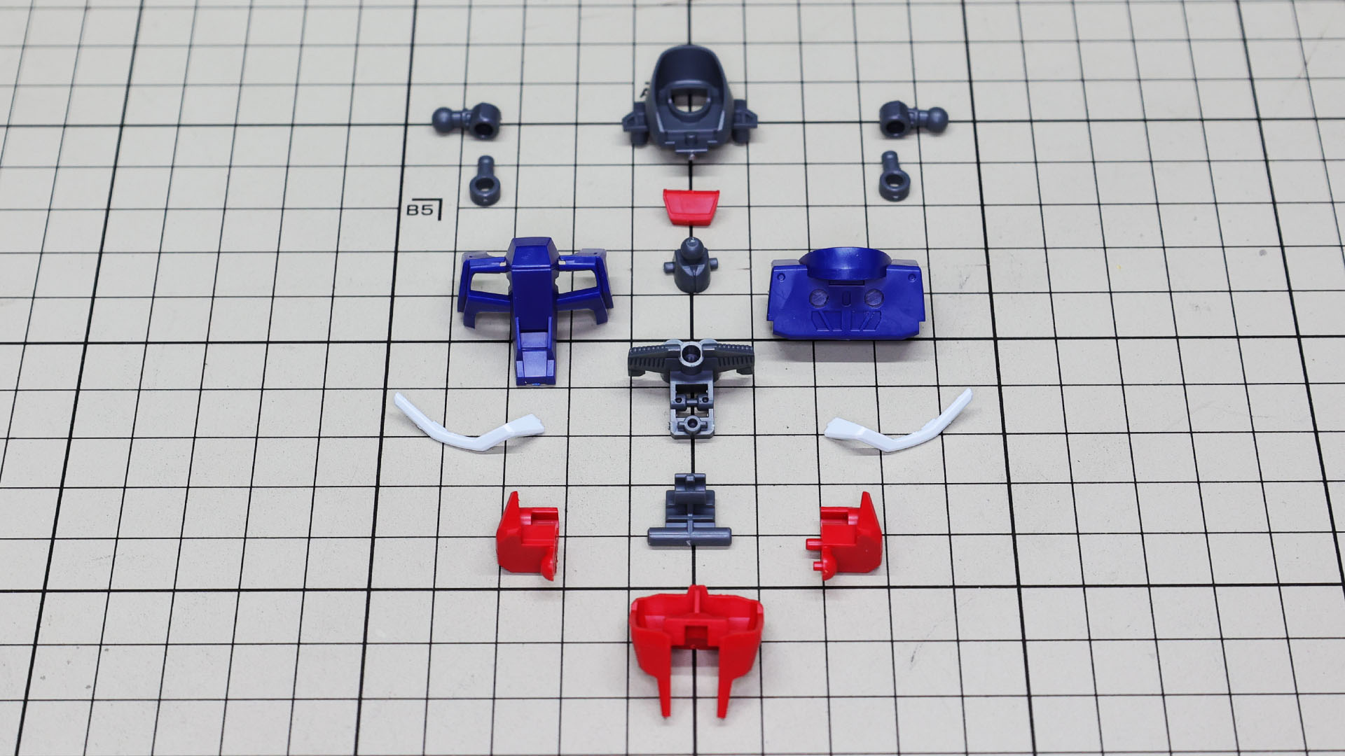 カラフルなボディをパーツ割で実現。改めてガンプラの進化はすごかった！