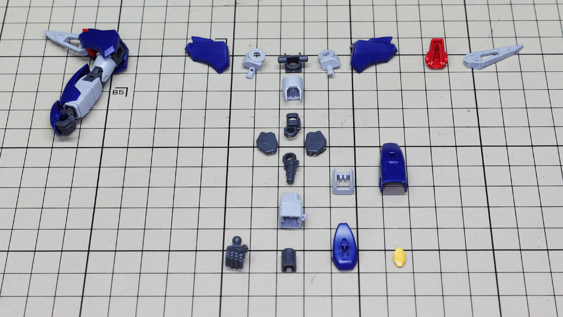 二重の肘関節と前腕のロール軸ですばらしい可動性能を見せる腕部のパーツ群