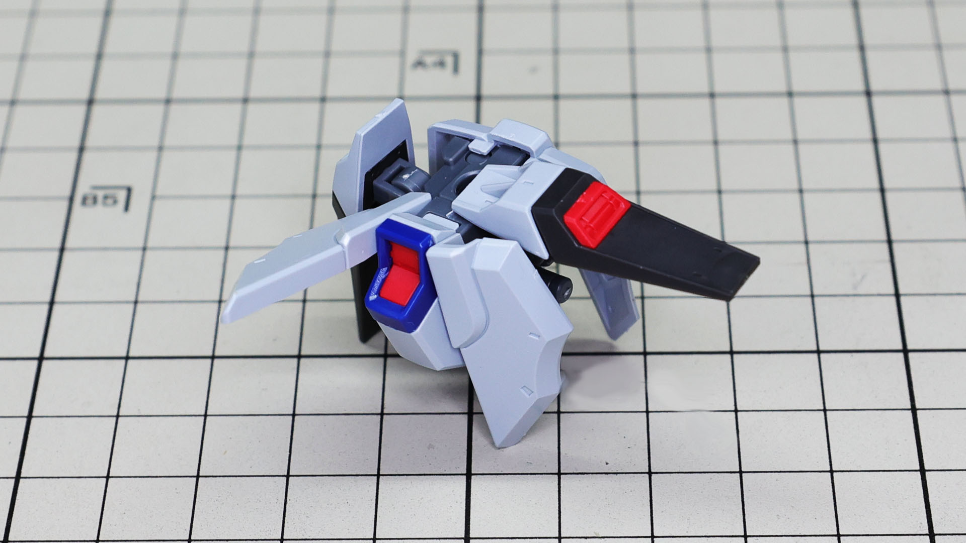 フロントアーマーは左右で分割して個別可動するようにしました