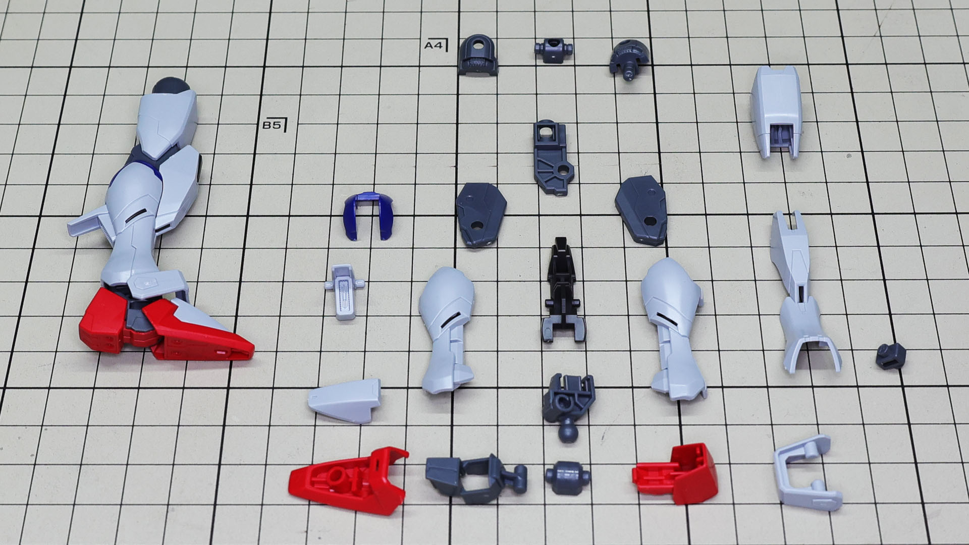 本体や腕部同様細かなカラー分けをパーツで実現する脚部のパーツ群