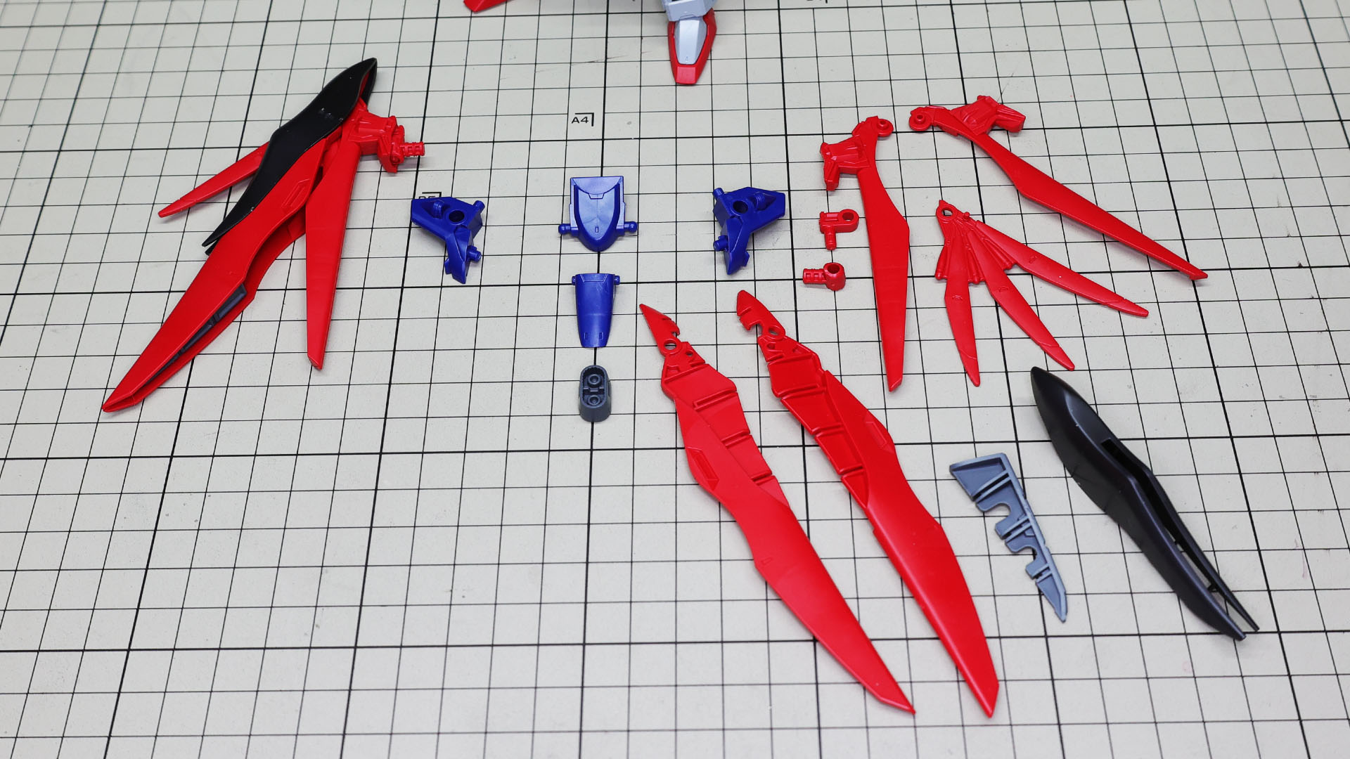 片側のウイングを組んであります。ウイングは細かくパーツ分けされていて大きく可動させられます