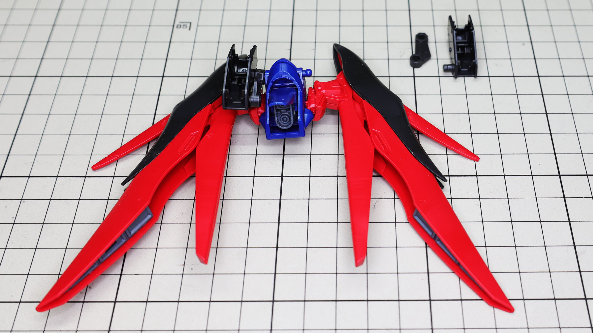 バックパック本体にウイングとラックを組付けます