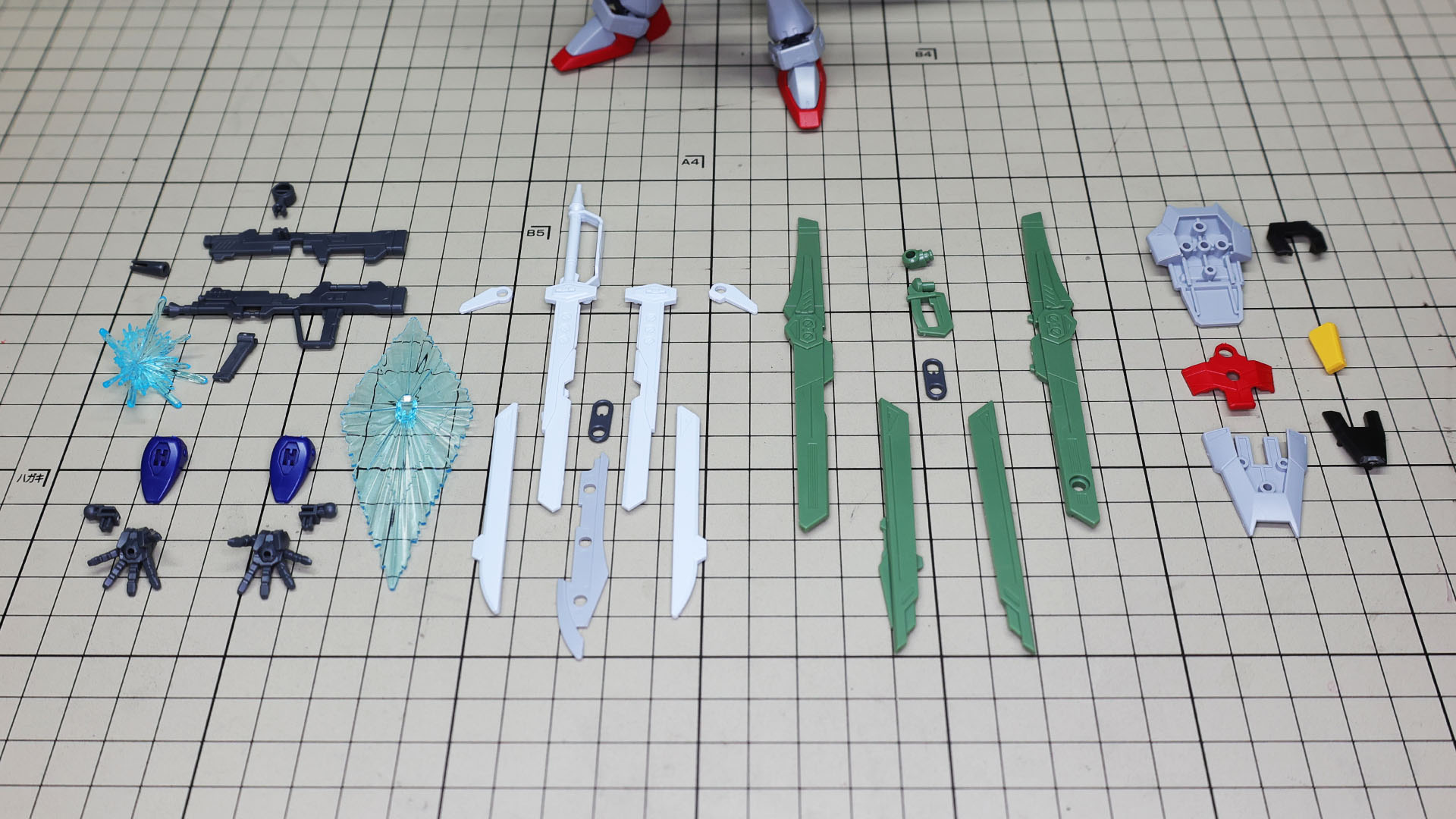 左上が高エネルギービームライフル、左下がパルマ・フィオキーナ ビーム砲のハンドとエフェクト、ソリドゥス・フルゴール ビームシールドのビームエフェクト、中央左がアロンダイト ビームソード、中央右が高エネルギー長射程ビーム砲、右がアンチビームシールドのパーツ群です