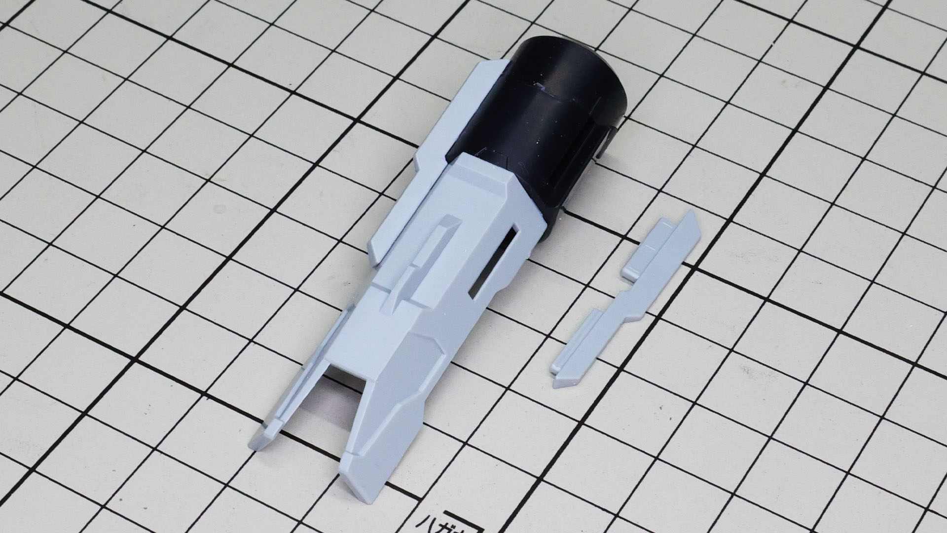 具体的なパーツの名前はないのですが、これは機首や砲身を接続する部分です