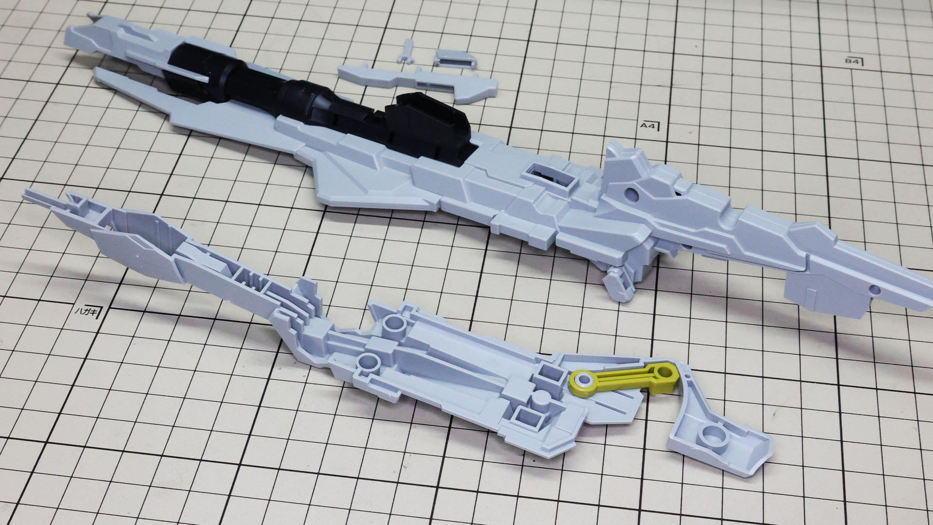 中には胸部増加装甲とのジョイント部を組み込みます