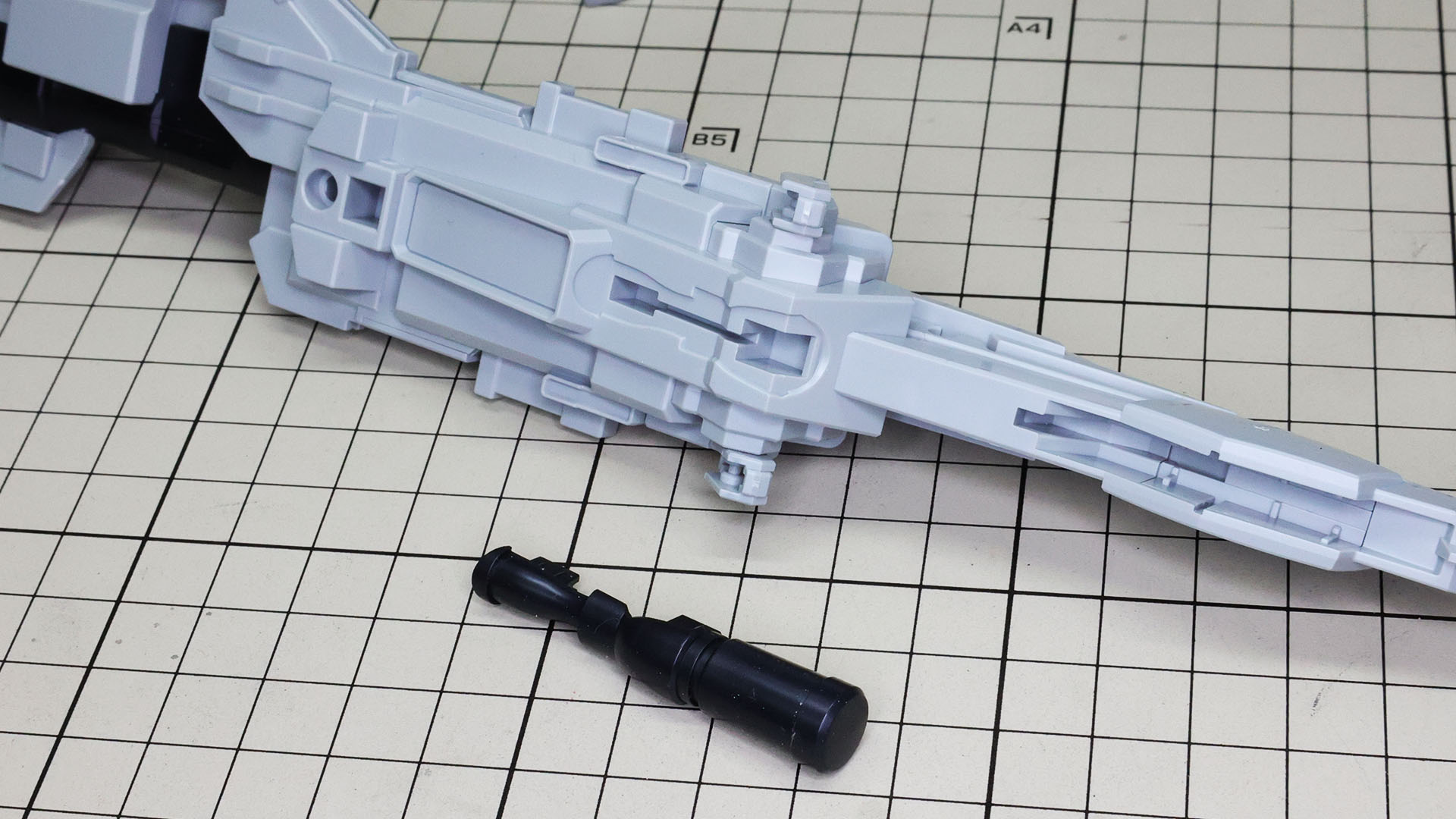 センサー的なパーツを組み付けます