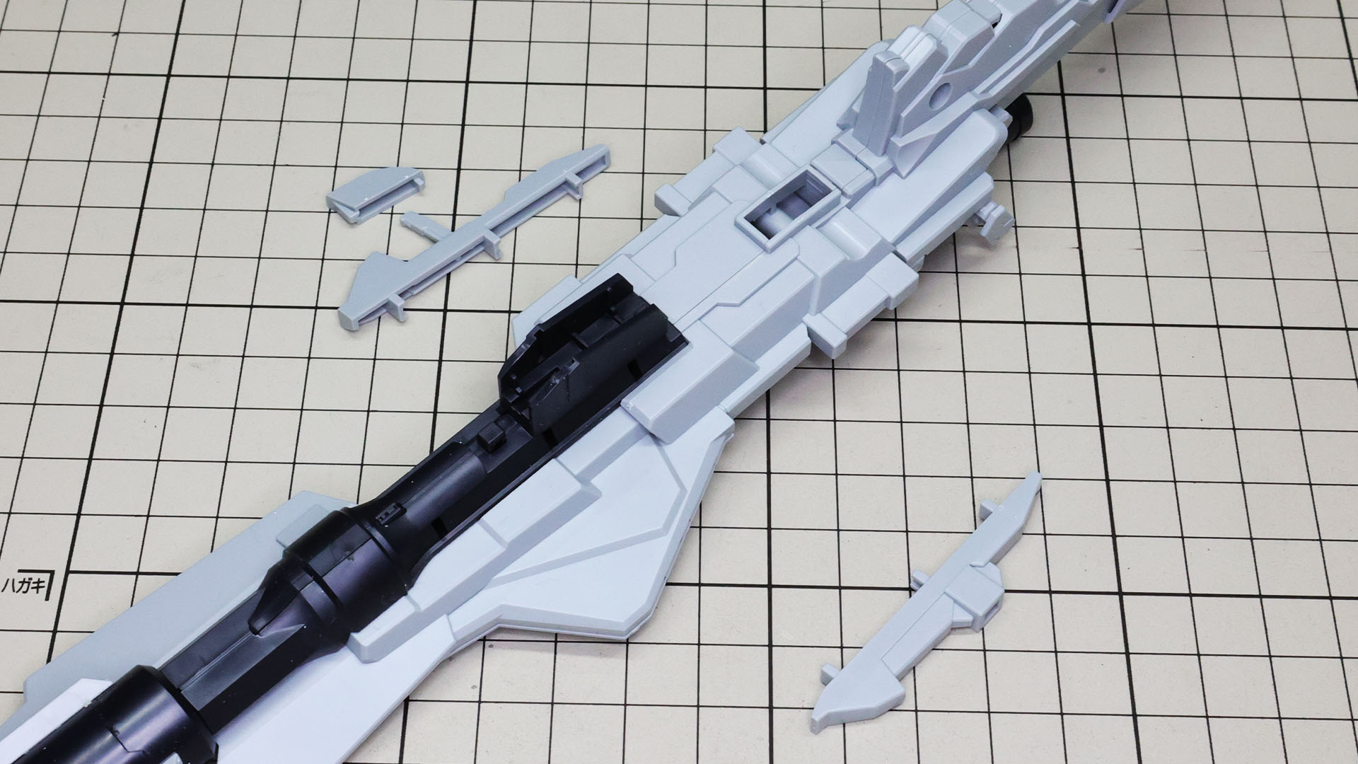 本体左右にはグリップとアンチビームシールドを取り付けられるパーツを組み付けます