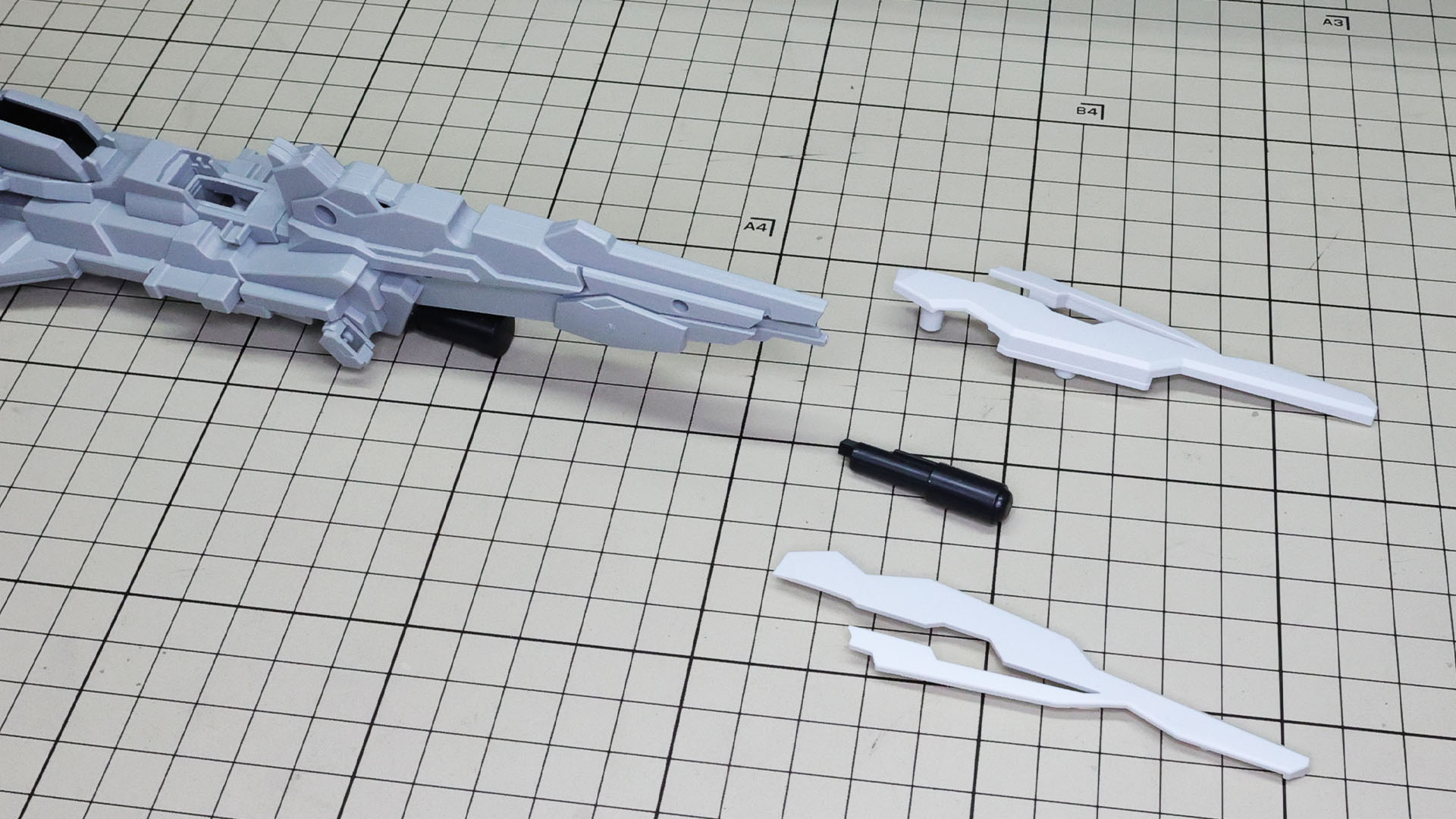 本体後方にさらにセンサー的パーツとディテールパーツを組み付けます