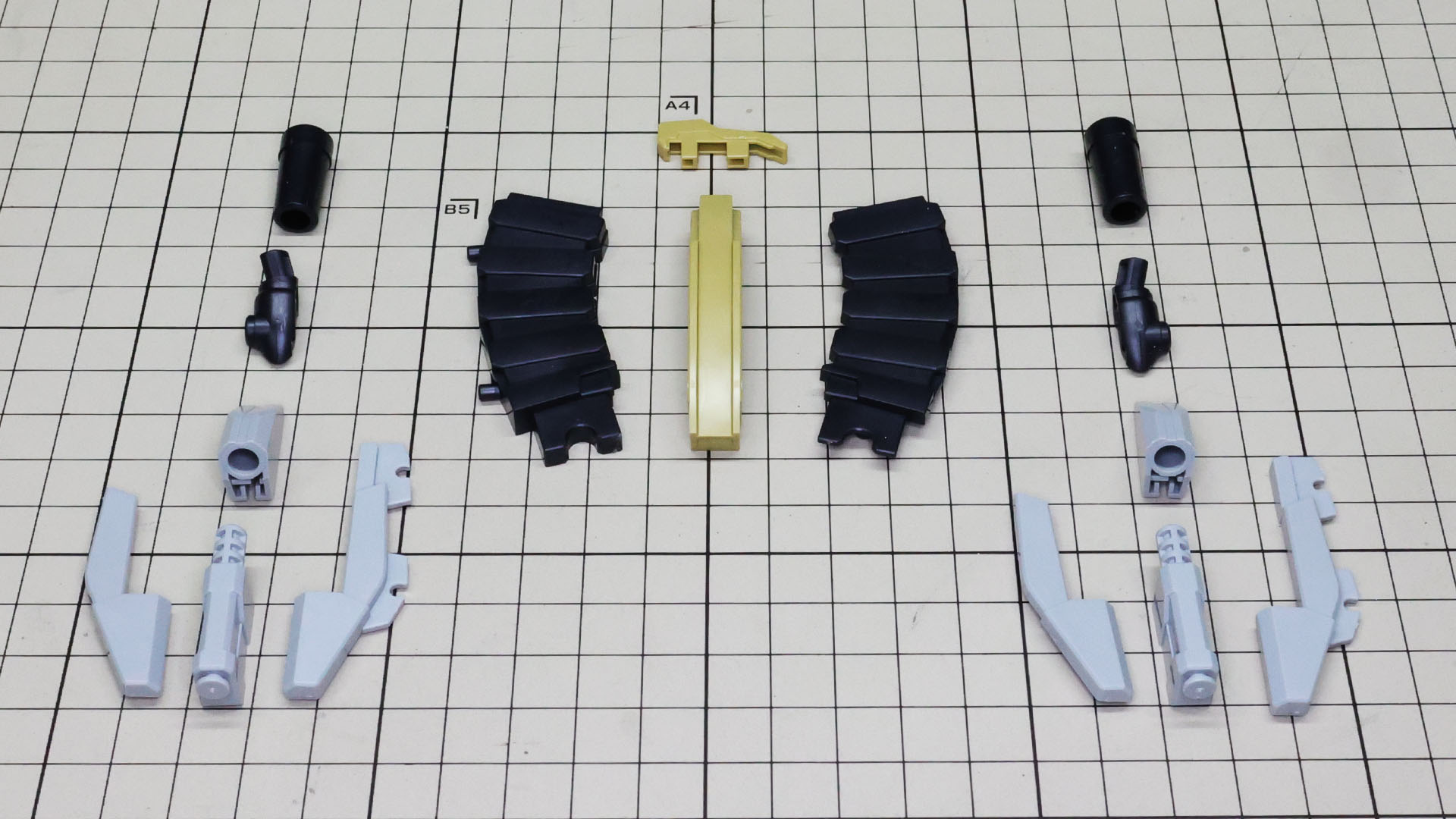 本体上部に突き出している弾倉、脚部増加装甲との接続部のパーツ群