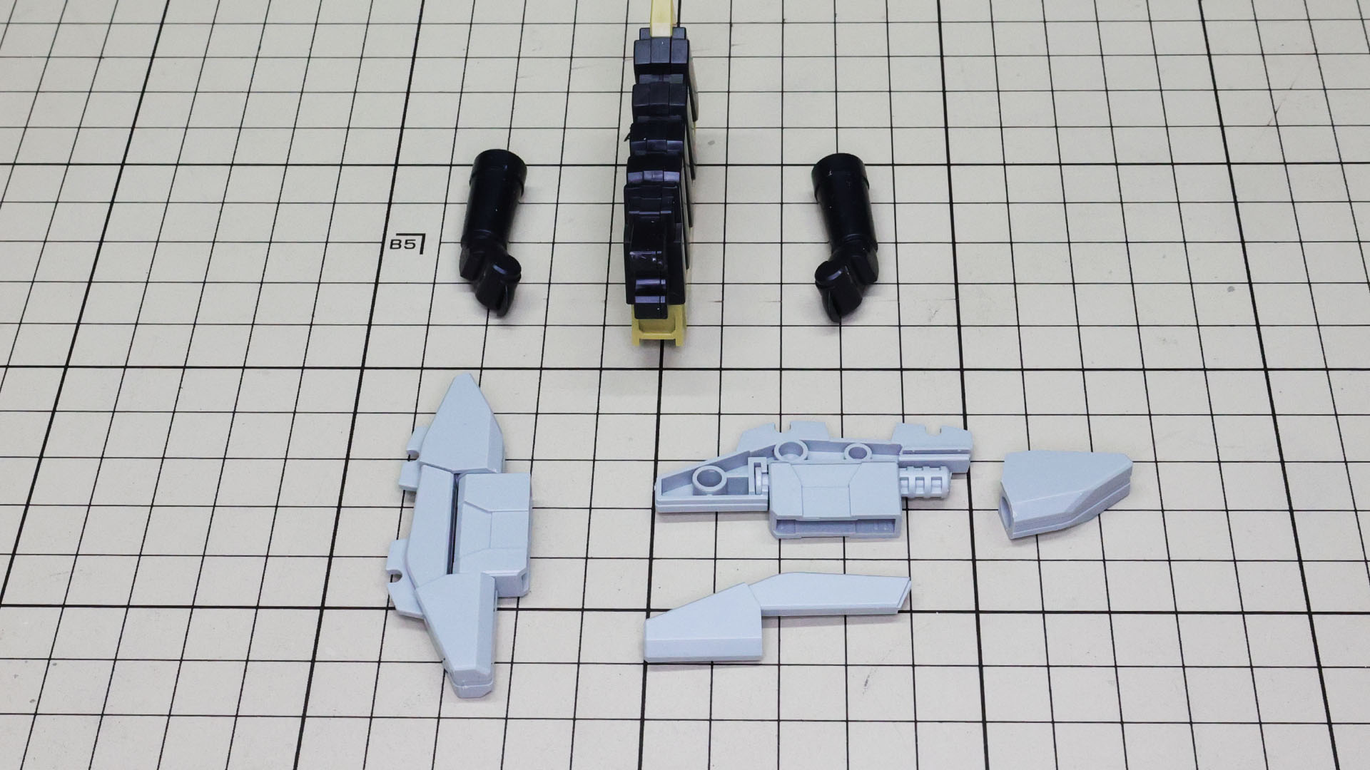 脚部増加装甲との接続部は回転軸を持っています