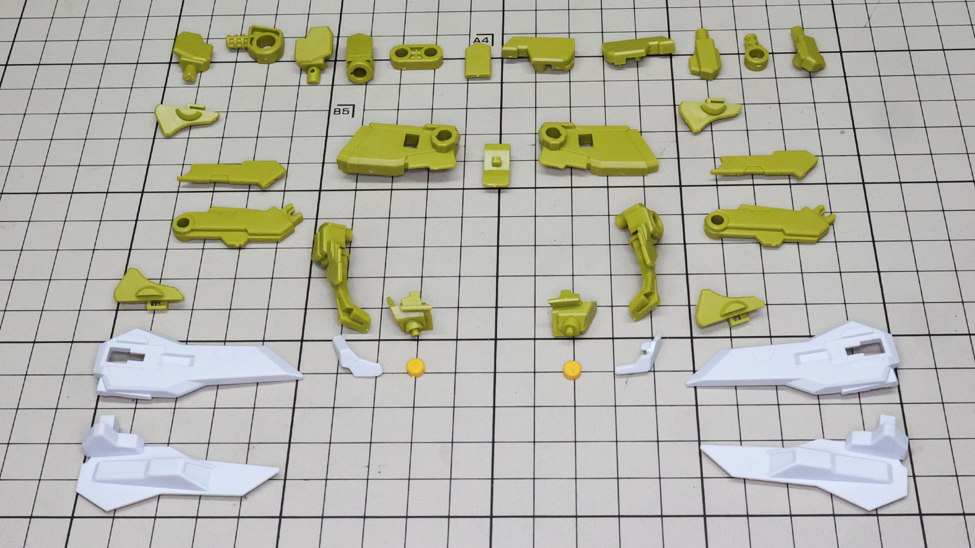 上にゼウスシルエット本体との接続アーム、中央が腰部増加装甲が接続されるコア、その左右が装備保持アーム、下側左右が腰部増加装甲となります