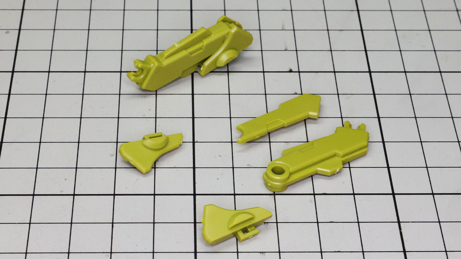 装備保持アームは回転軸を持ち可動します