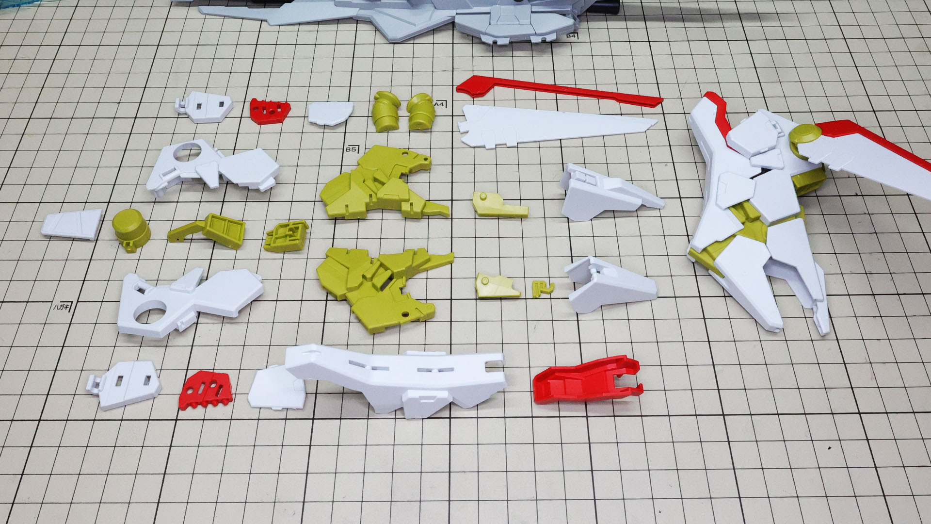 左脚用の増加装甲は組んであります。中央にメカフレーム、その周囲は主に装甲パーツとなります