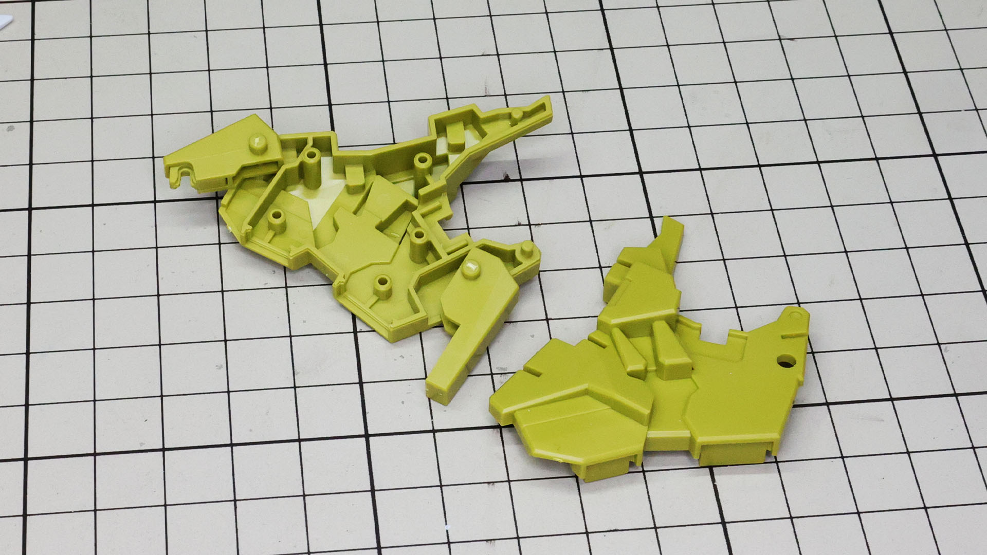 メカフレームにソール部に相当する可動軸を持った装甲を取り付けるアームを組み込みます