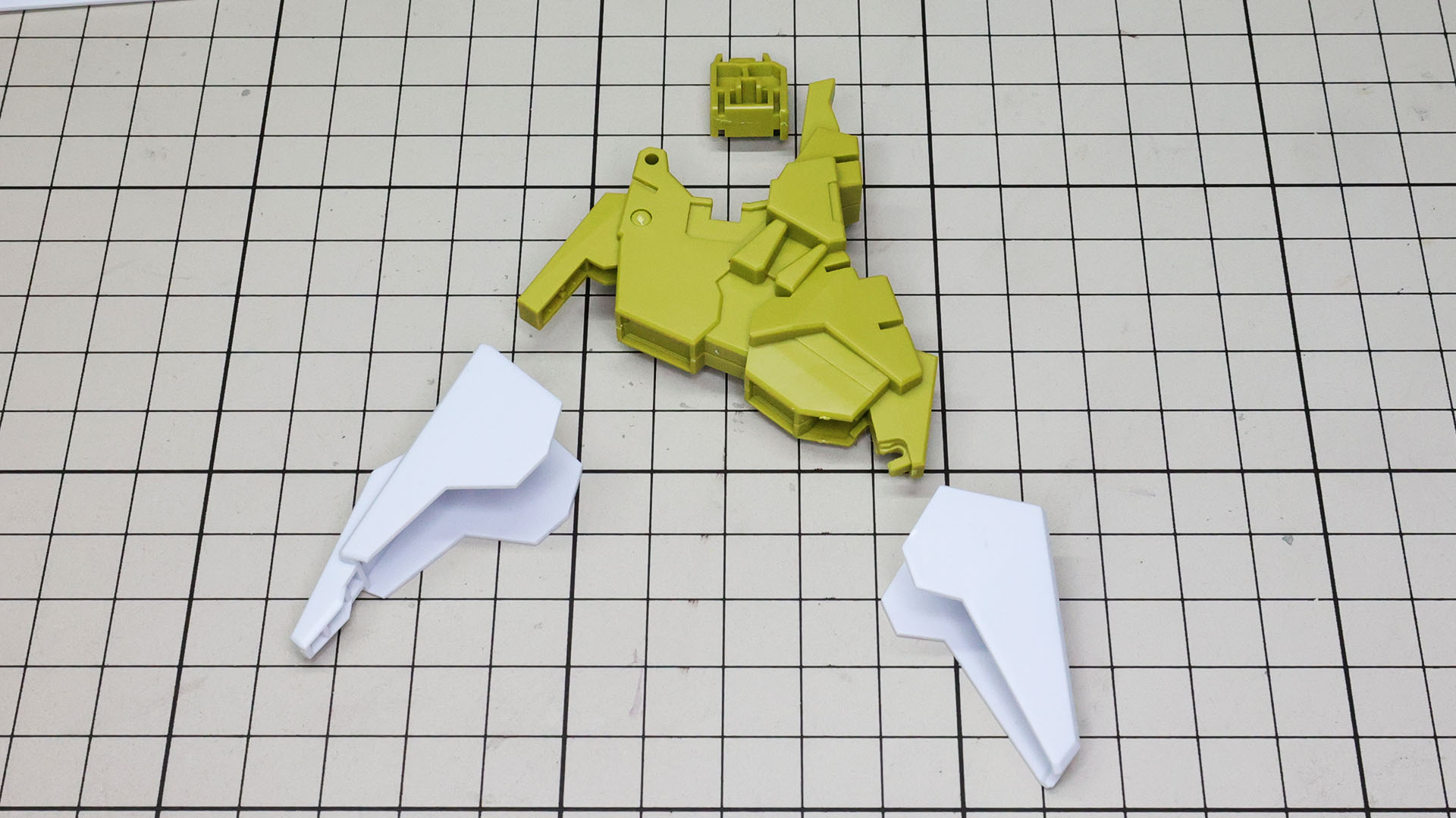 メカフレームの上部には「デスティニーガンダムSpecII」の脚部とのドッキング部を持たせます。ドッキング時にはソールを取り外すことになります