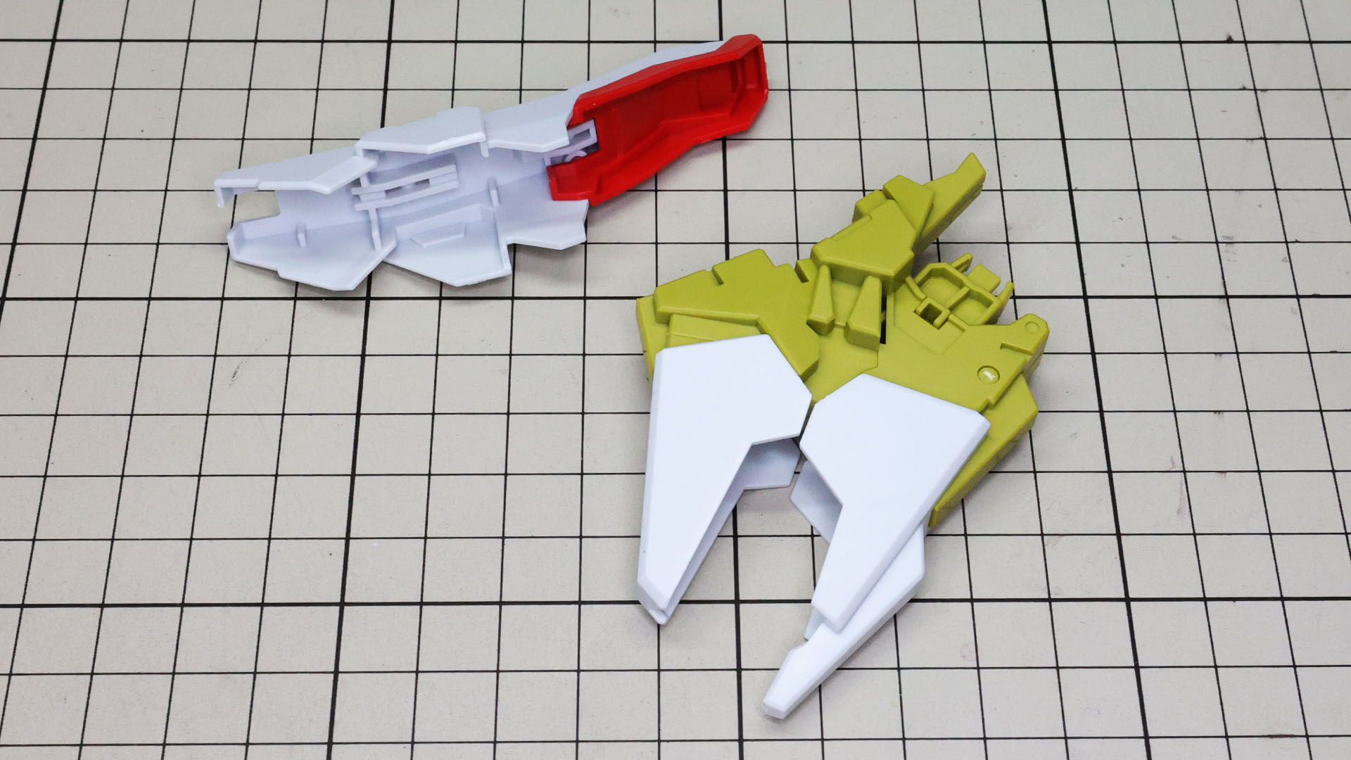 膝の増加装甲は裏からディテールパーツを組み込みます