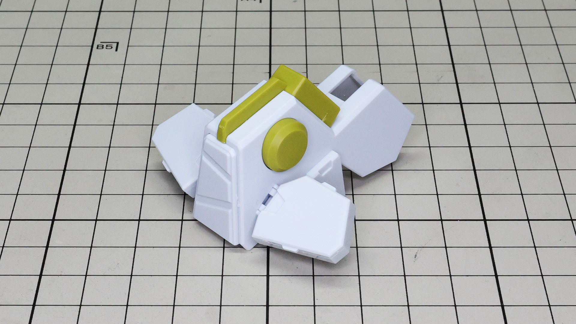 右脚、左脚で穴の開く方向が違うので組み立てには注意します。写真は右脚用です