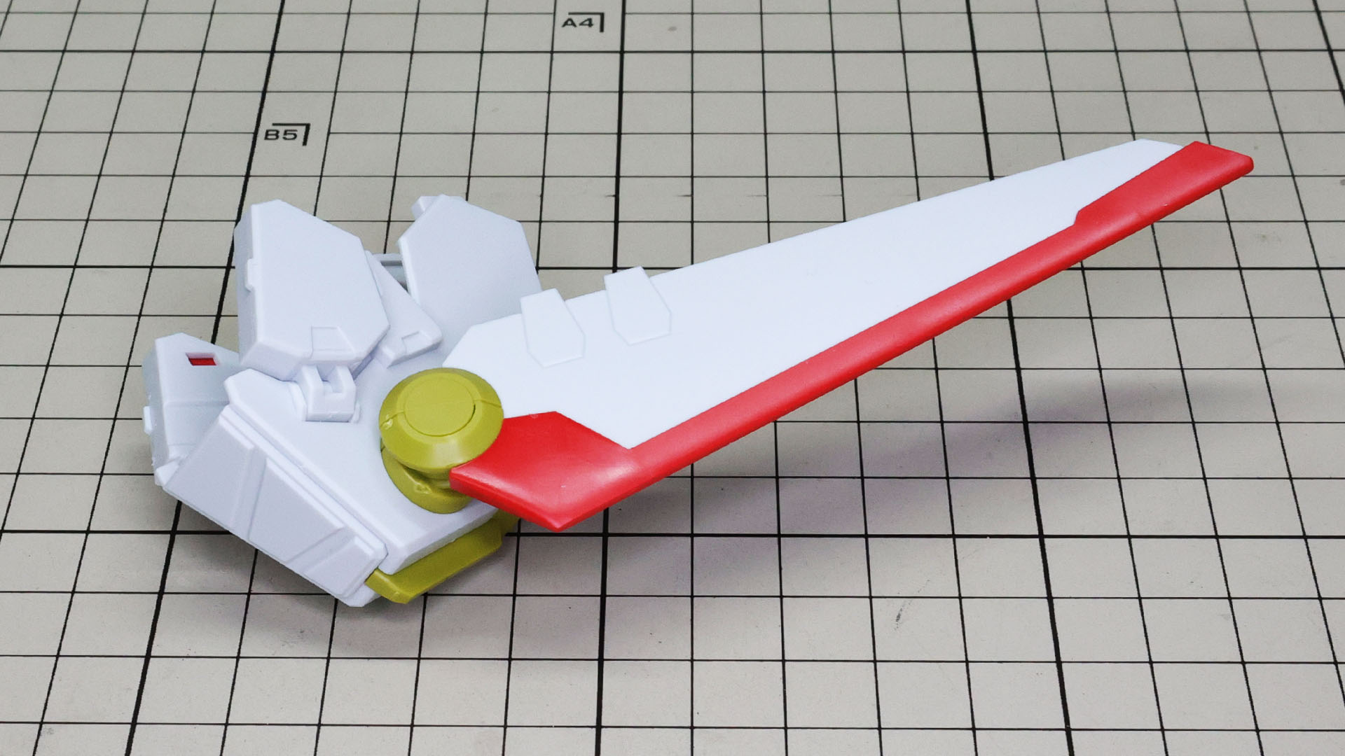 脚部増加装甲にウイングを組付けました。大きくて迫力があり、基部ごと回転させられます