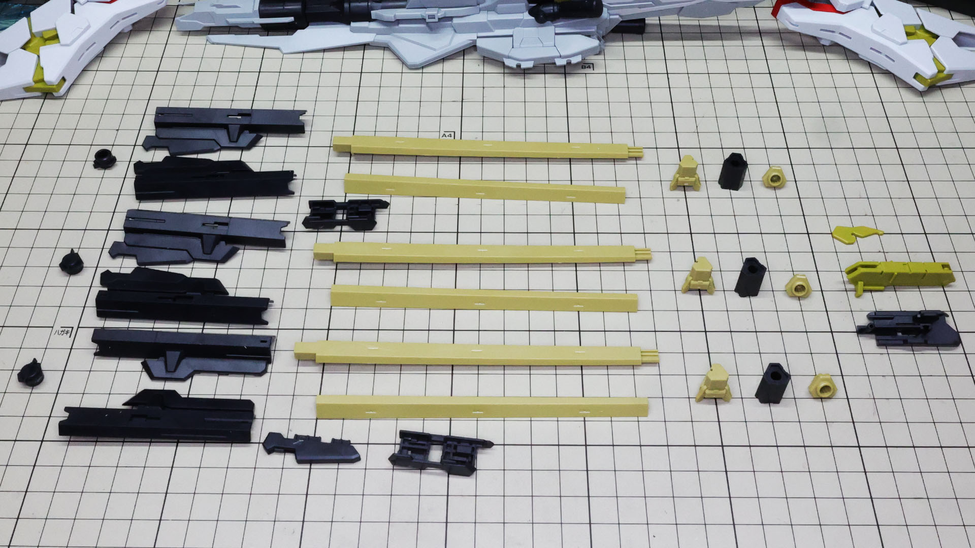 3本分の砲身のパーツ群です