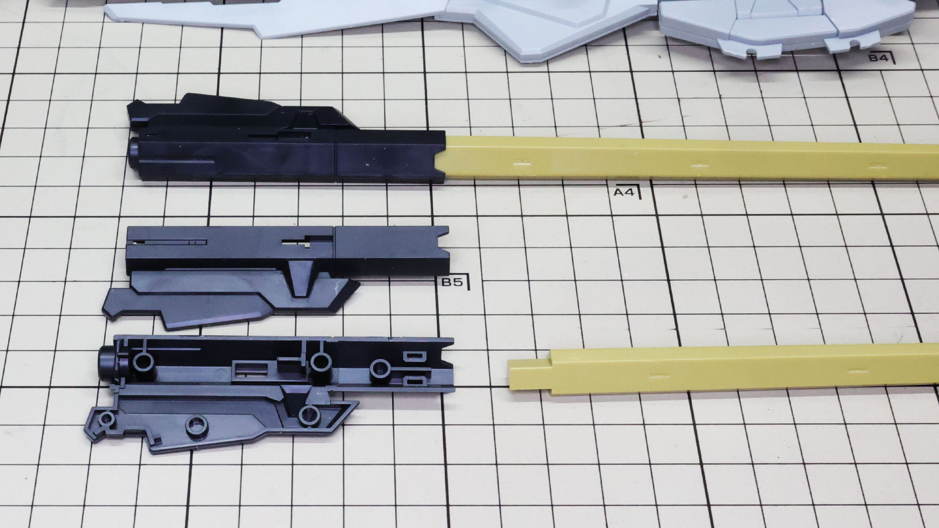 砲身基部はゼウスシルエット本体との接続部を組み込んで挟みます