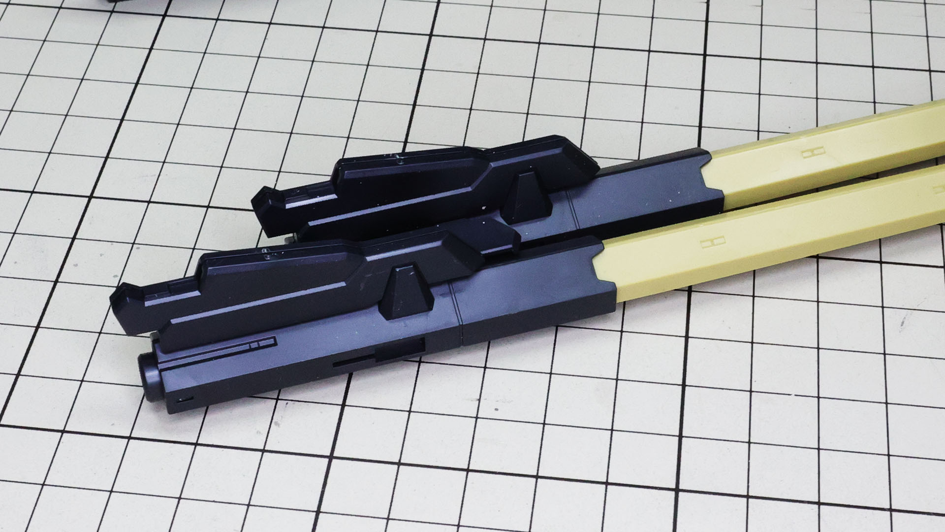 3本の砲身同士は2つのコネクターパーツで接続されます