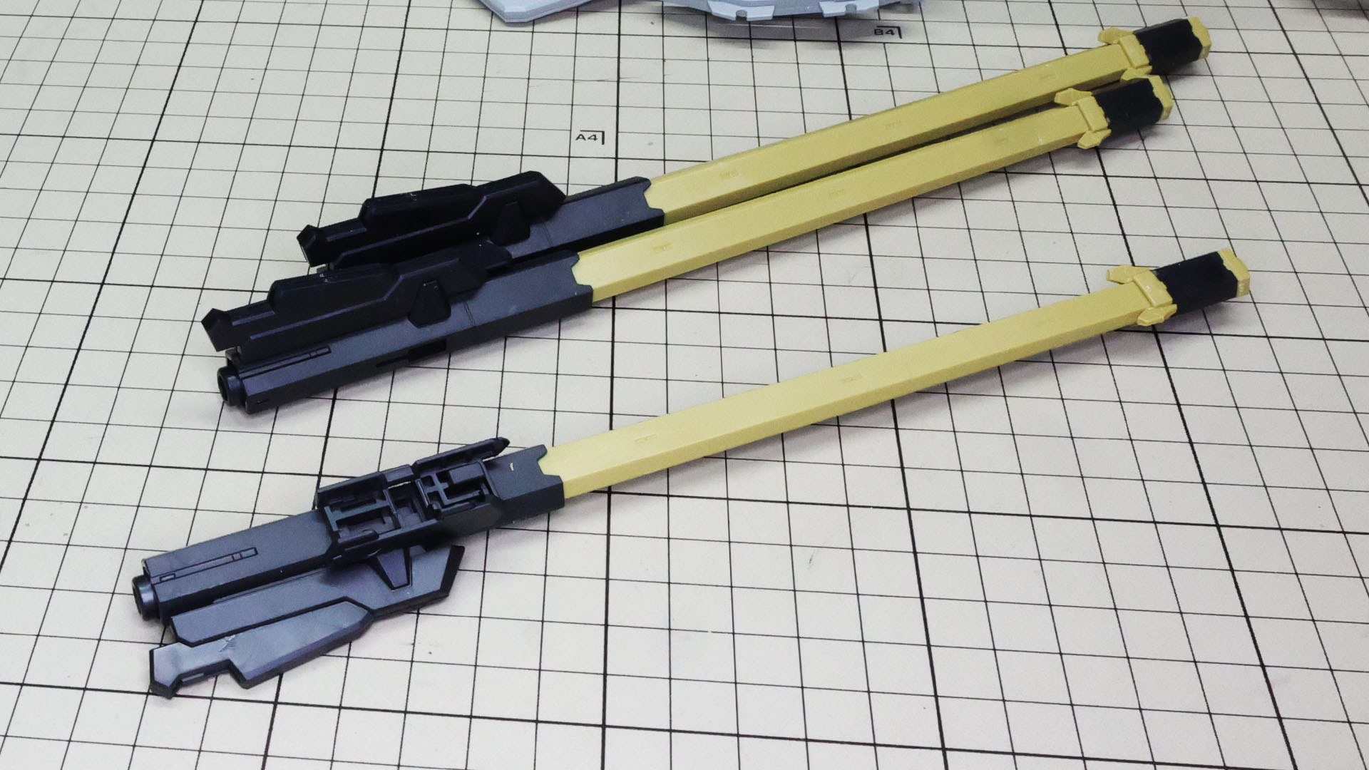 3本の砲身同士は2つのコネクターパーツで接続されます