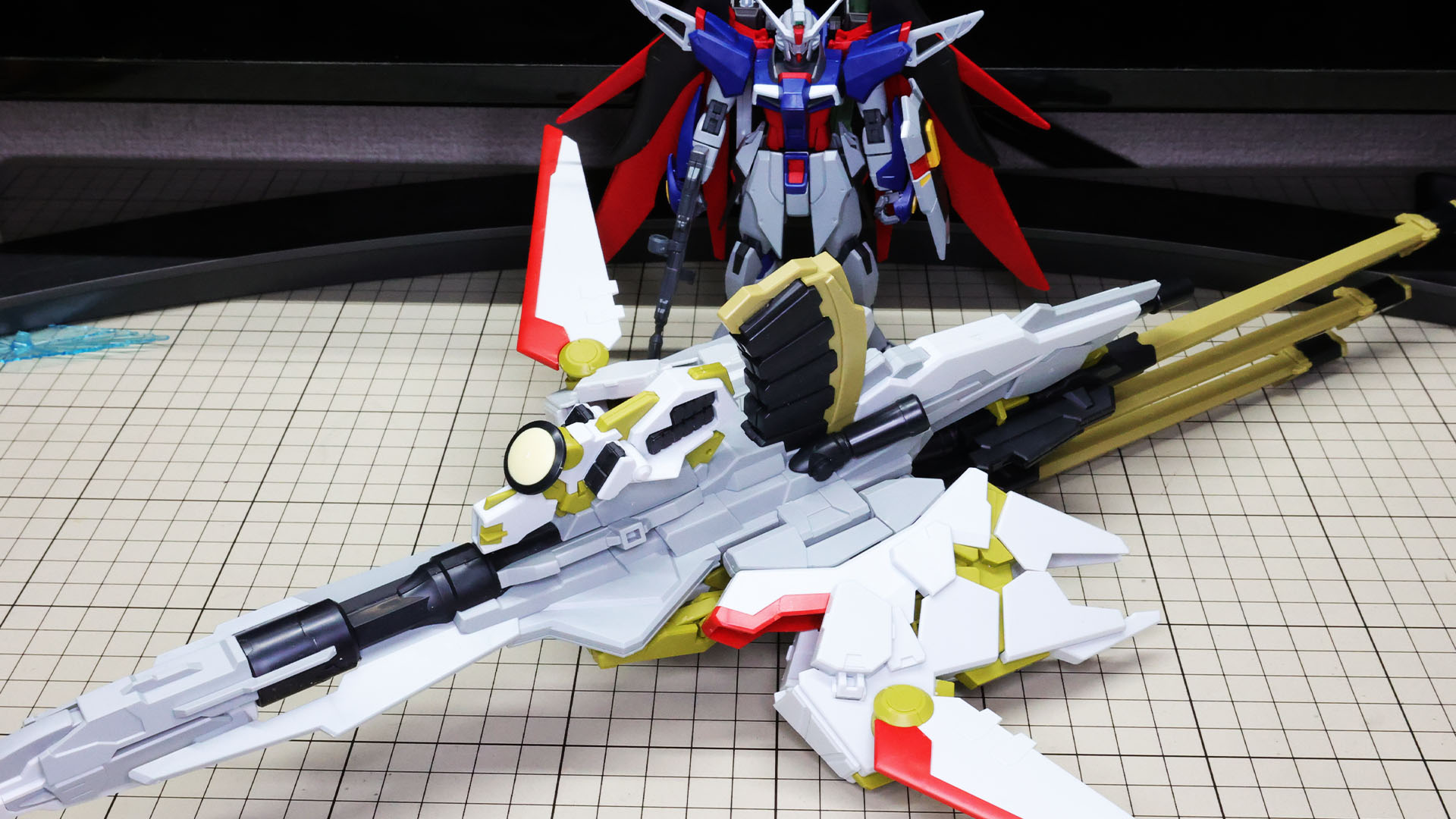 すべてのブロックをドッキングさせれば単独飛行形態のゼウスシルエットが完成します。なんだこの大きさは!!