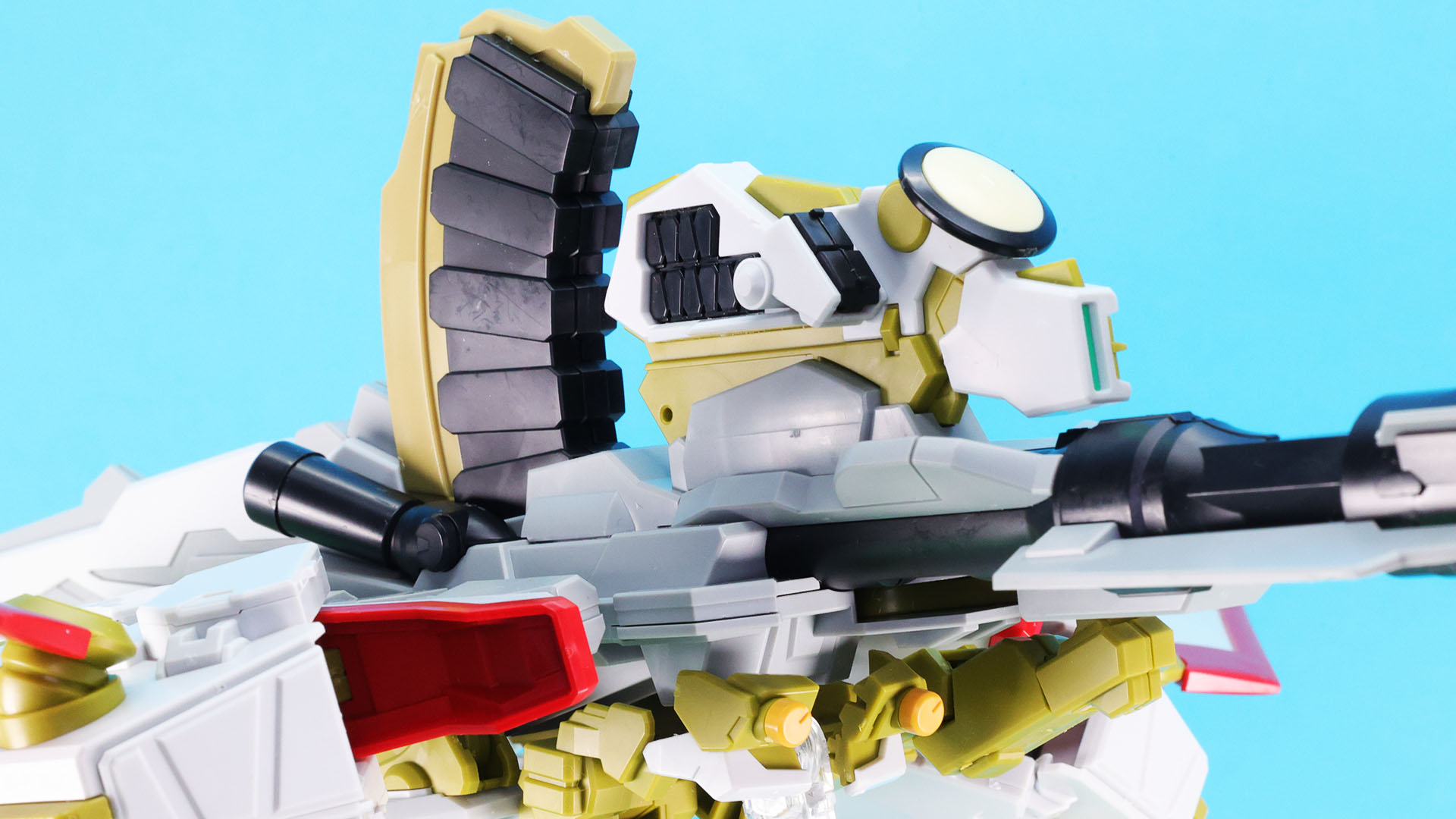 上面には弾倉やミサイルなどの火器、レドームがあります