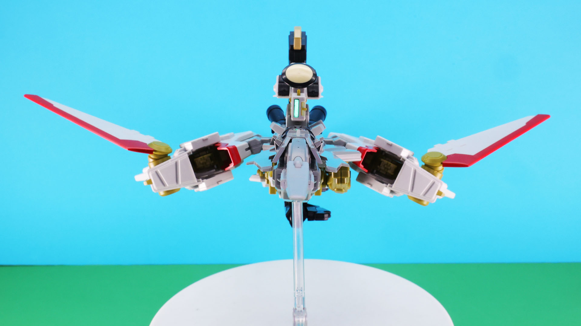 正面から見たところ。左右に脚部増加装甲が配置され、大きく翼を広げます。その全幅約360mm！