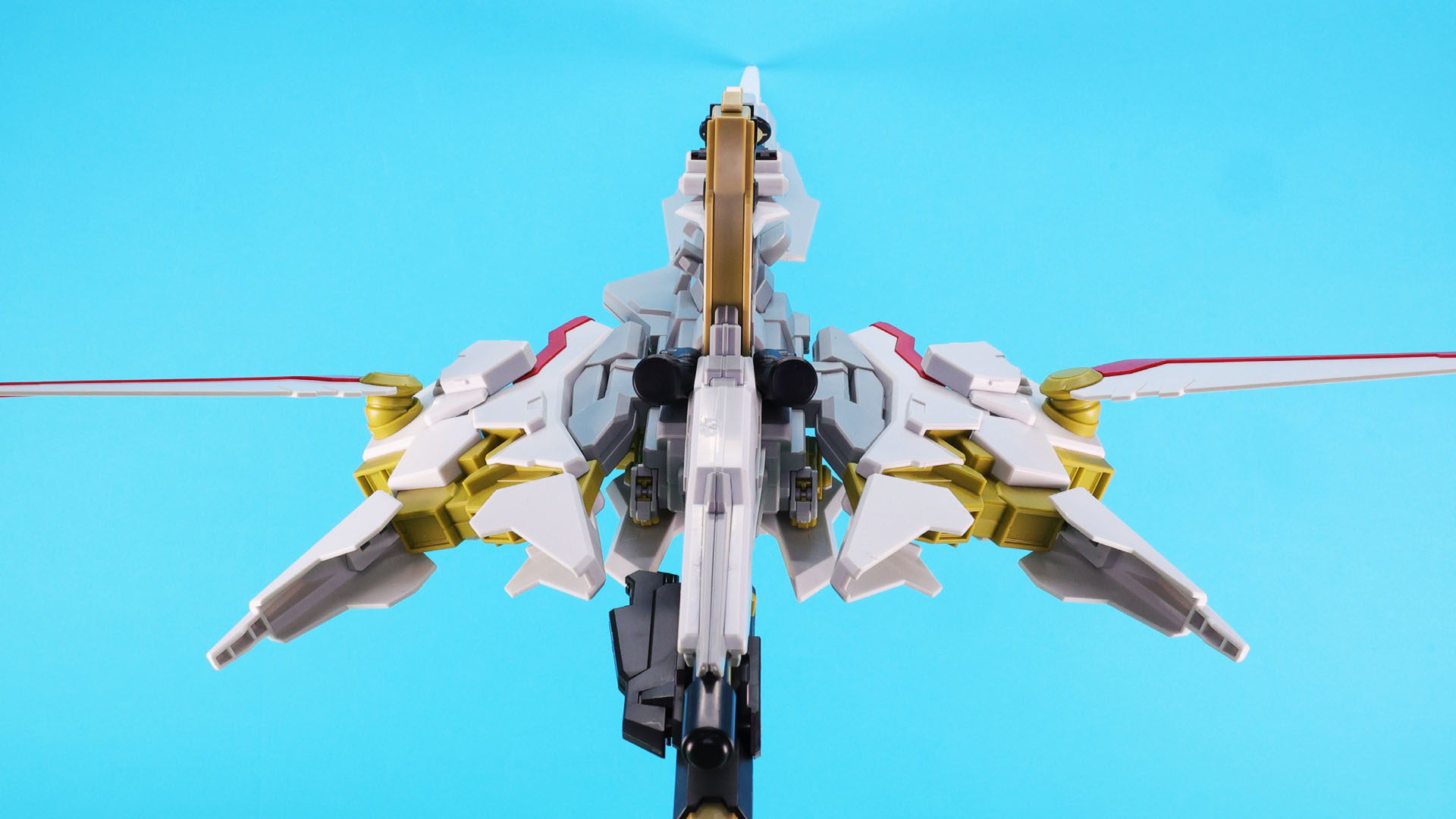 後ろから見るとその脚部増加装甲のメカ部や推進機が集合しています