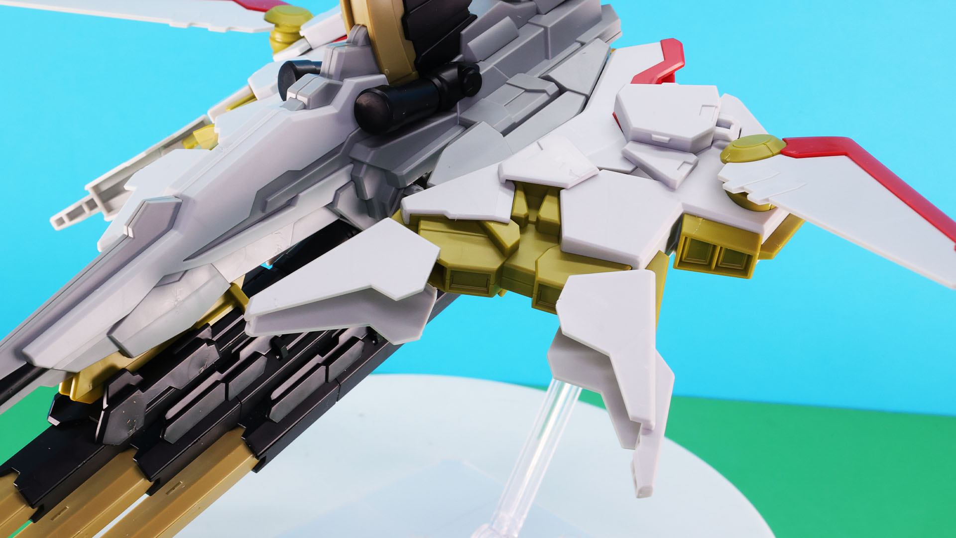 脚部増加装甲のつま先にあたる部分は開閉動作ができます