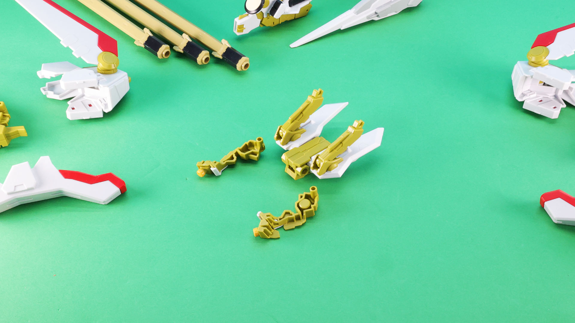 胸部／腰部増加装甲をはずしていきます