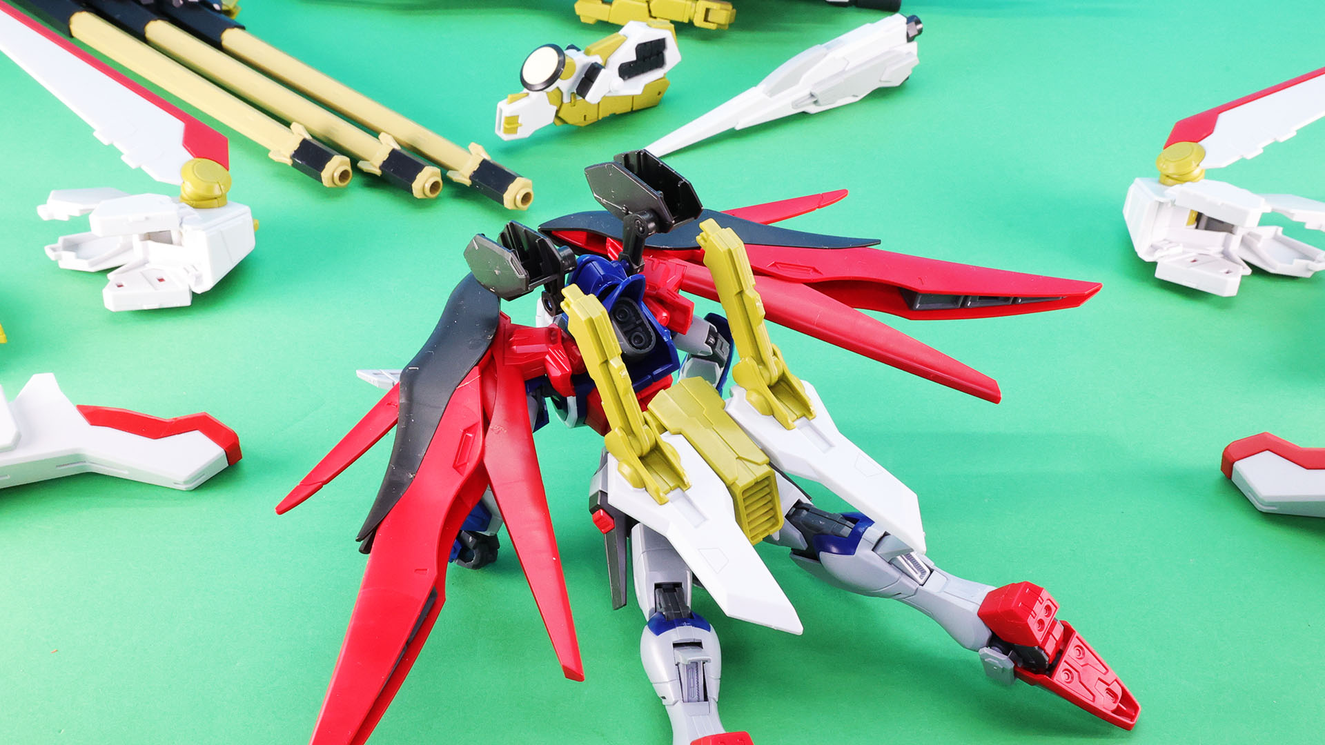 腰部増加装甲には装備をラックに固定するためのアームがあります