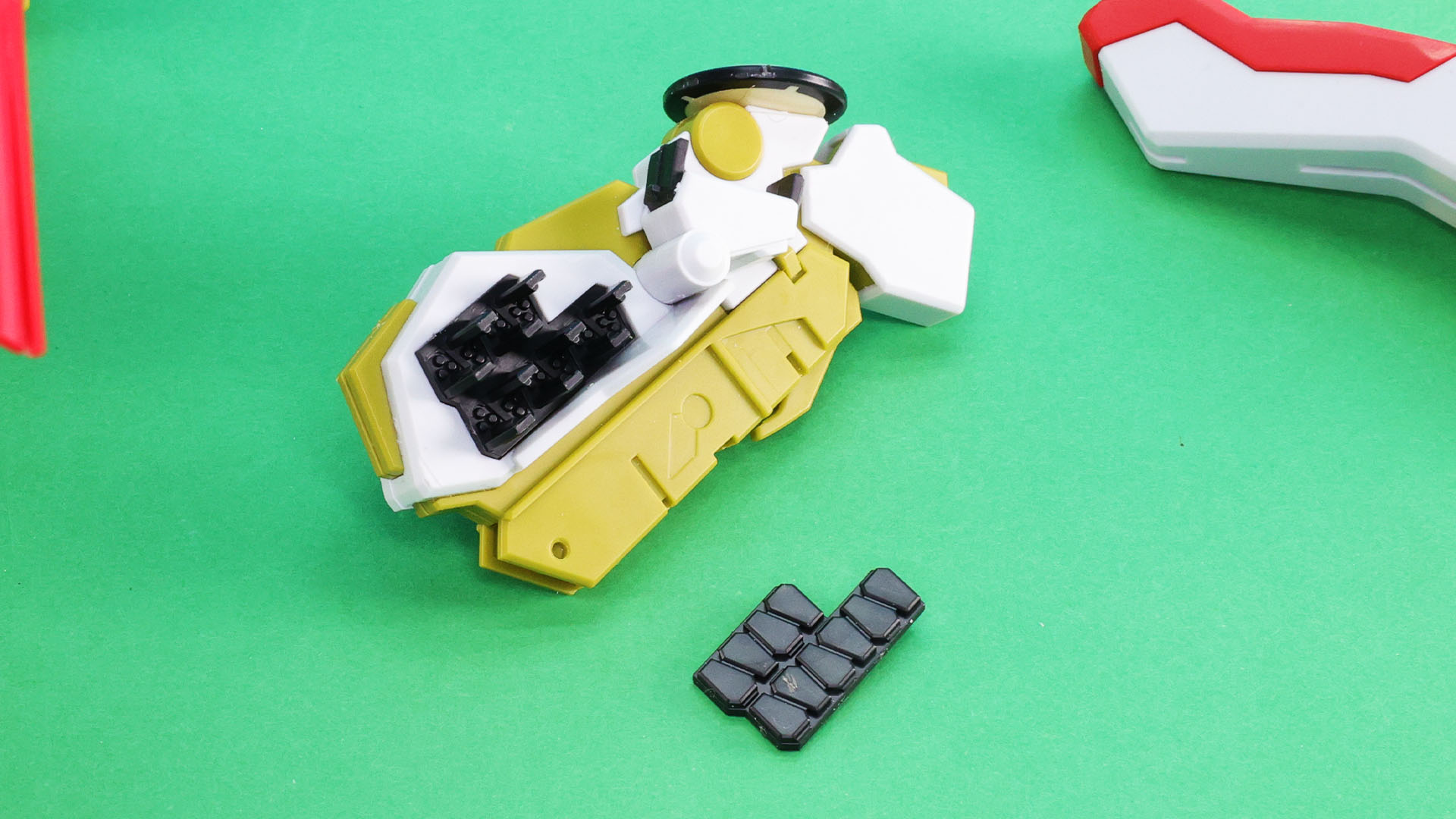 レドームブロックの側面のミサイルはハッチオープン状態のパーツに付け替え、ミサイルポッドのハッチを開けます