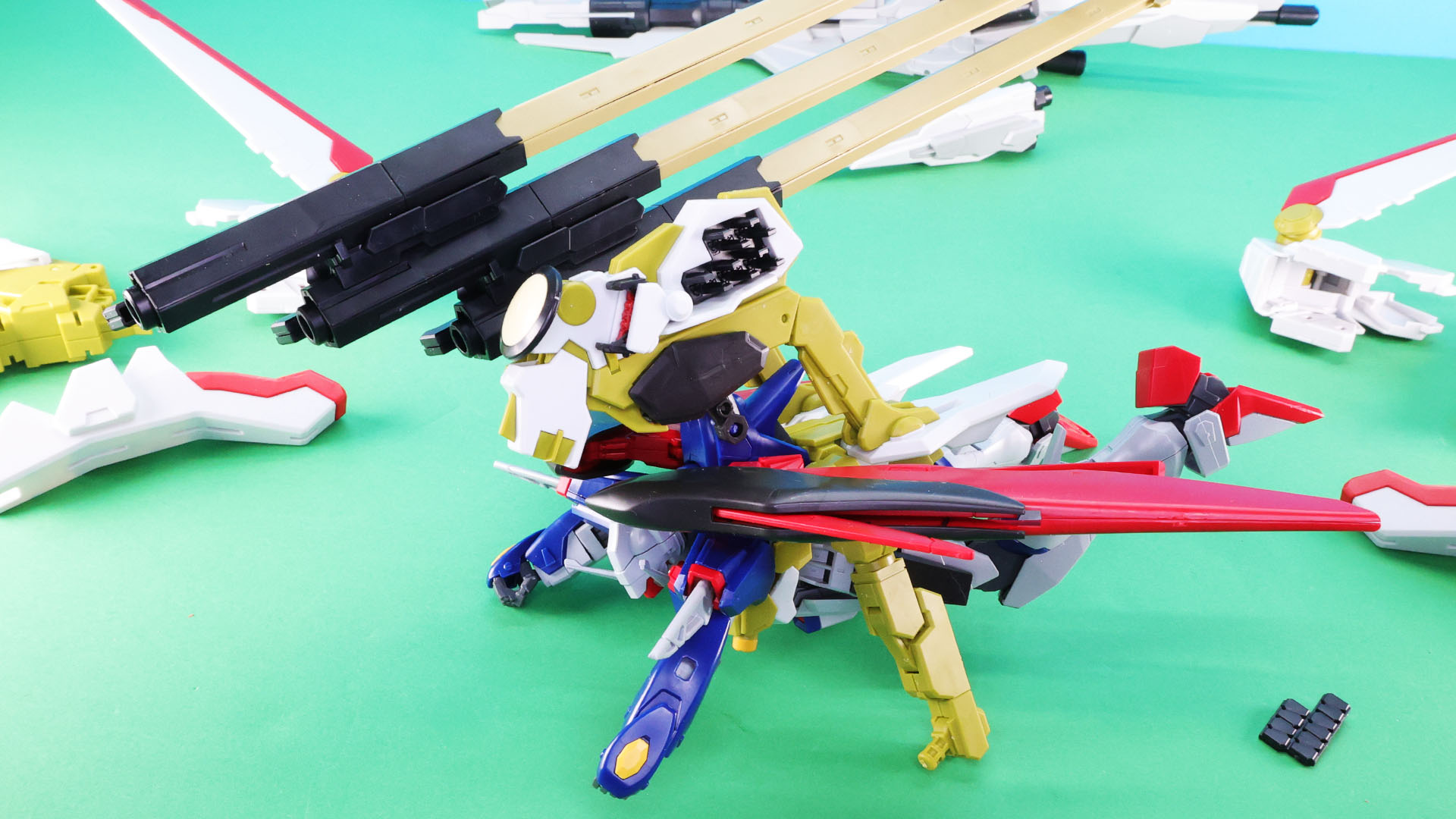 それぞれ腰部増加装甲からのアームで固定されます