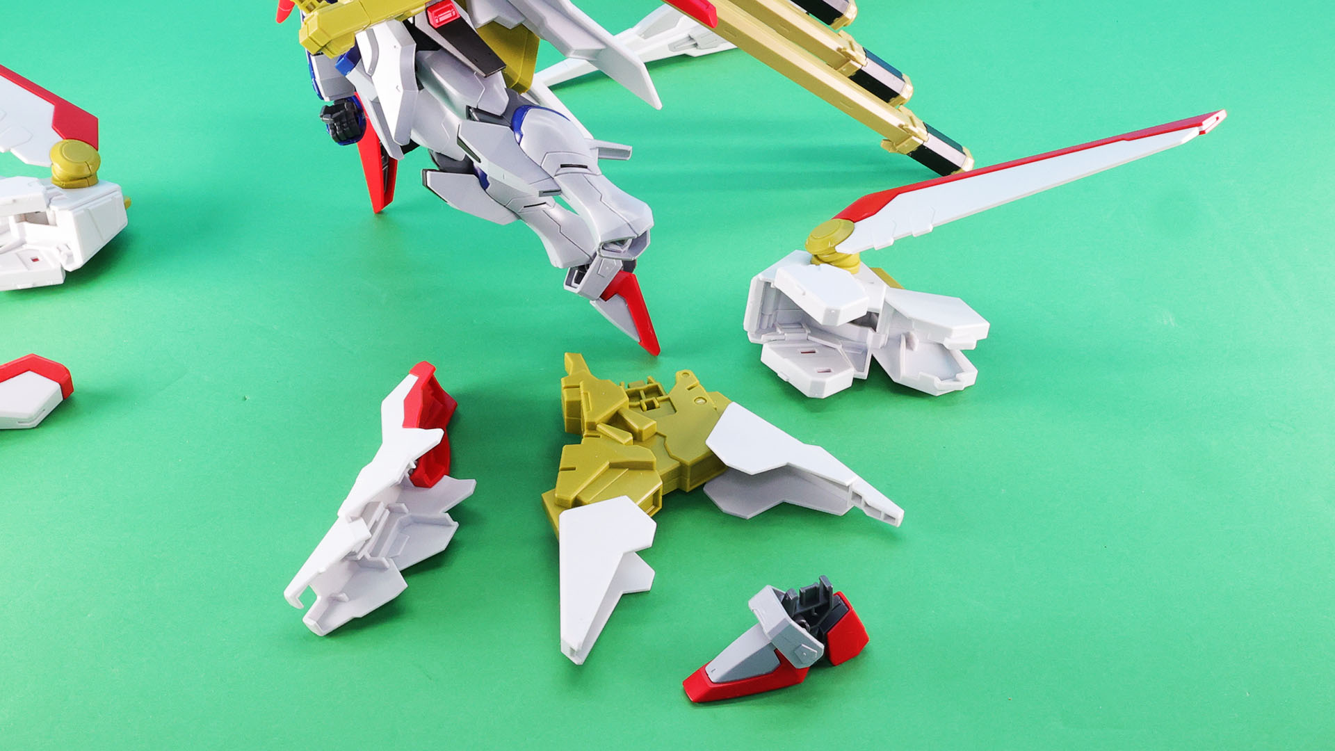 脚部増加装甲はそれぞれ分解し、「デスティニーガンダムSpecII」の脚部に取り付けていきます