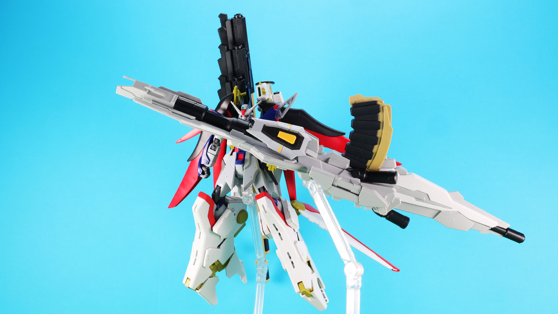 ゼウスシルエット本体を胸部増加装甲左にあるアームで接続させます。さらにスタンドを使って安定するようにします