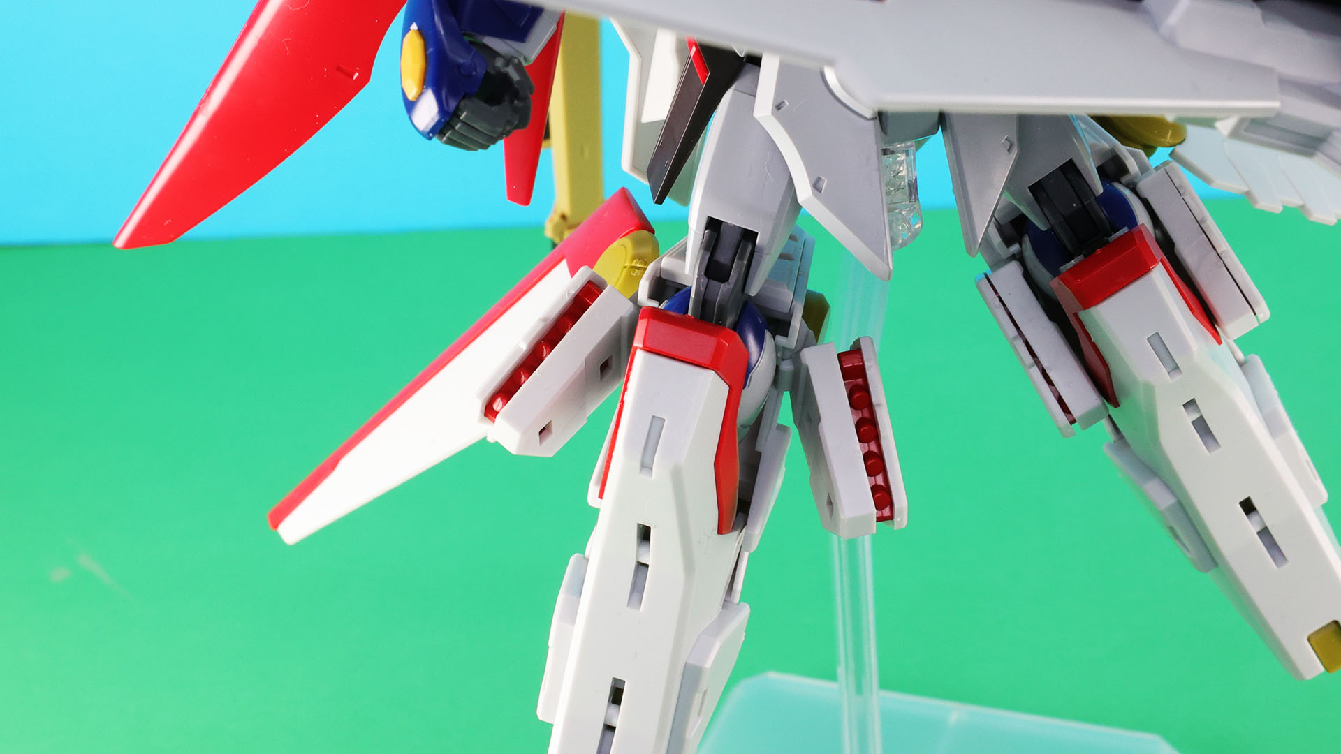 脚部増加装甲の膝左右にあるミサイルポッドも引き出し式で弾頭が露出します