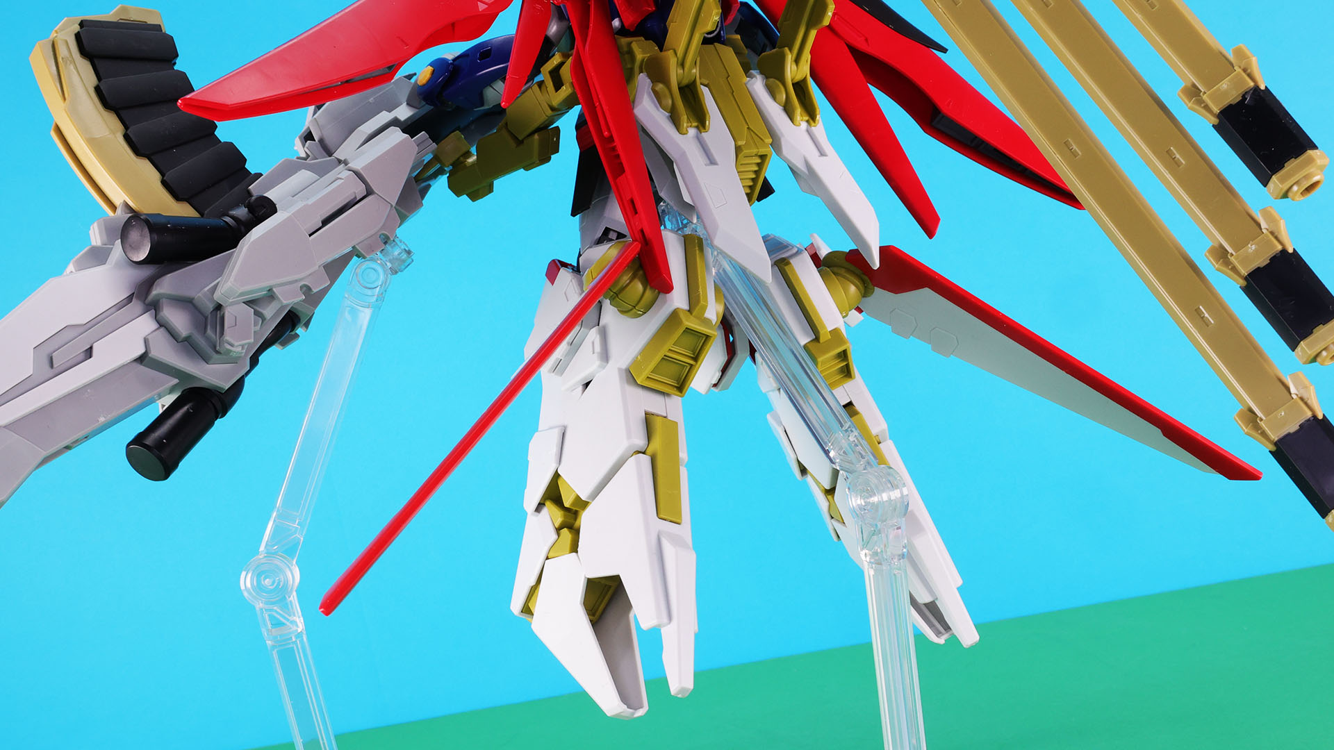 推進機が集中する背面、巨大なウイングが特徴の脚部増加装甲