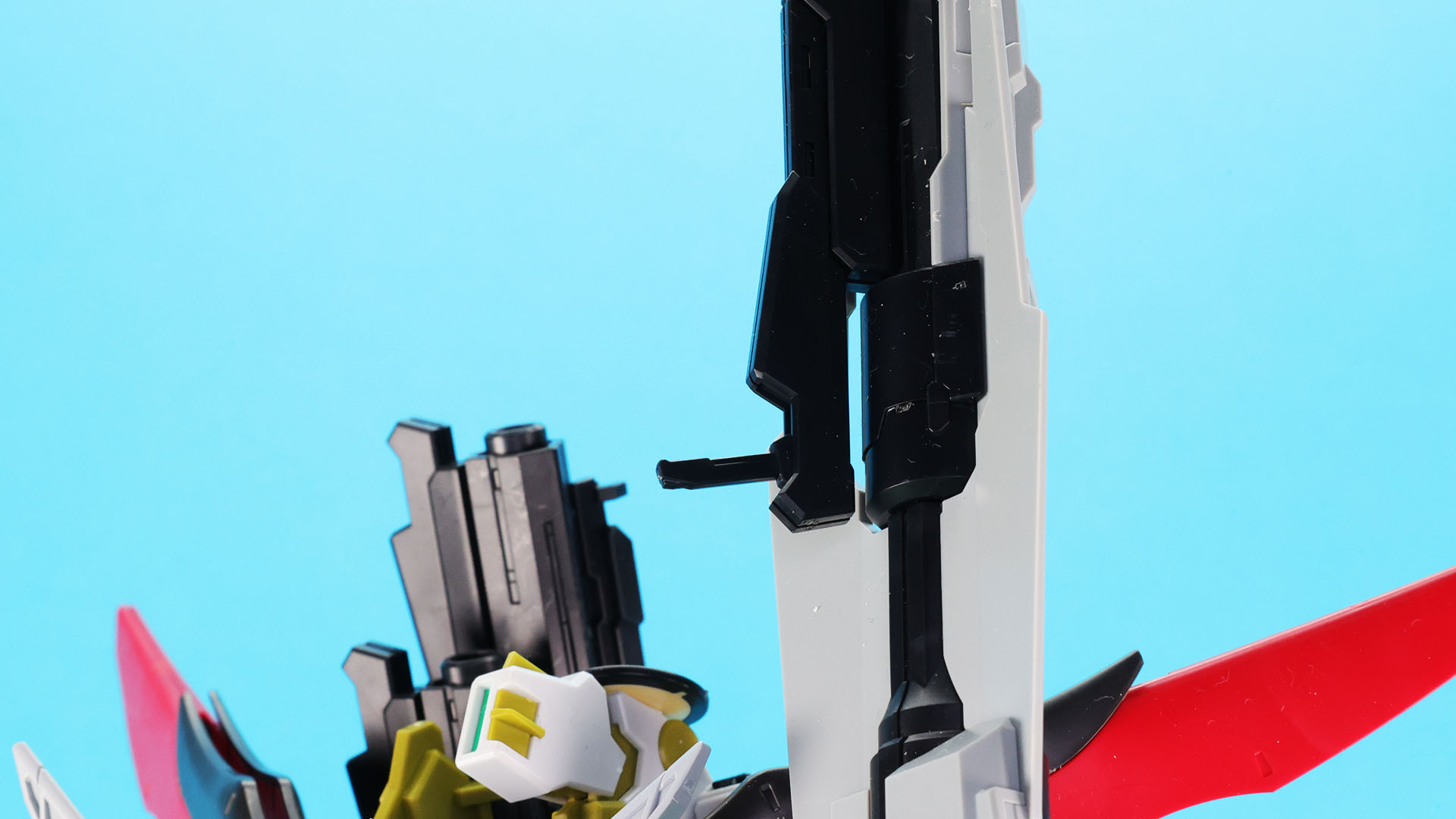 ゼウスシルエット砲撃時には砲身にグリップを取り付け、本体のグリップを露出させます