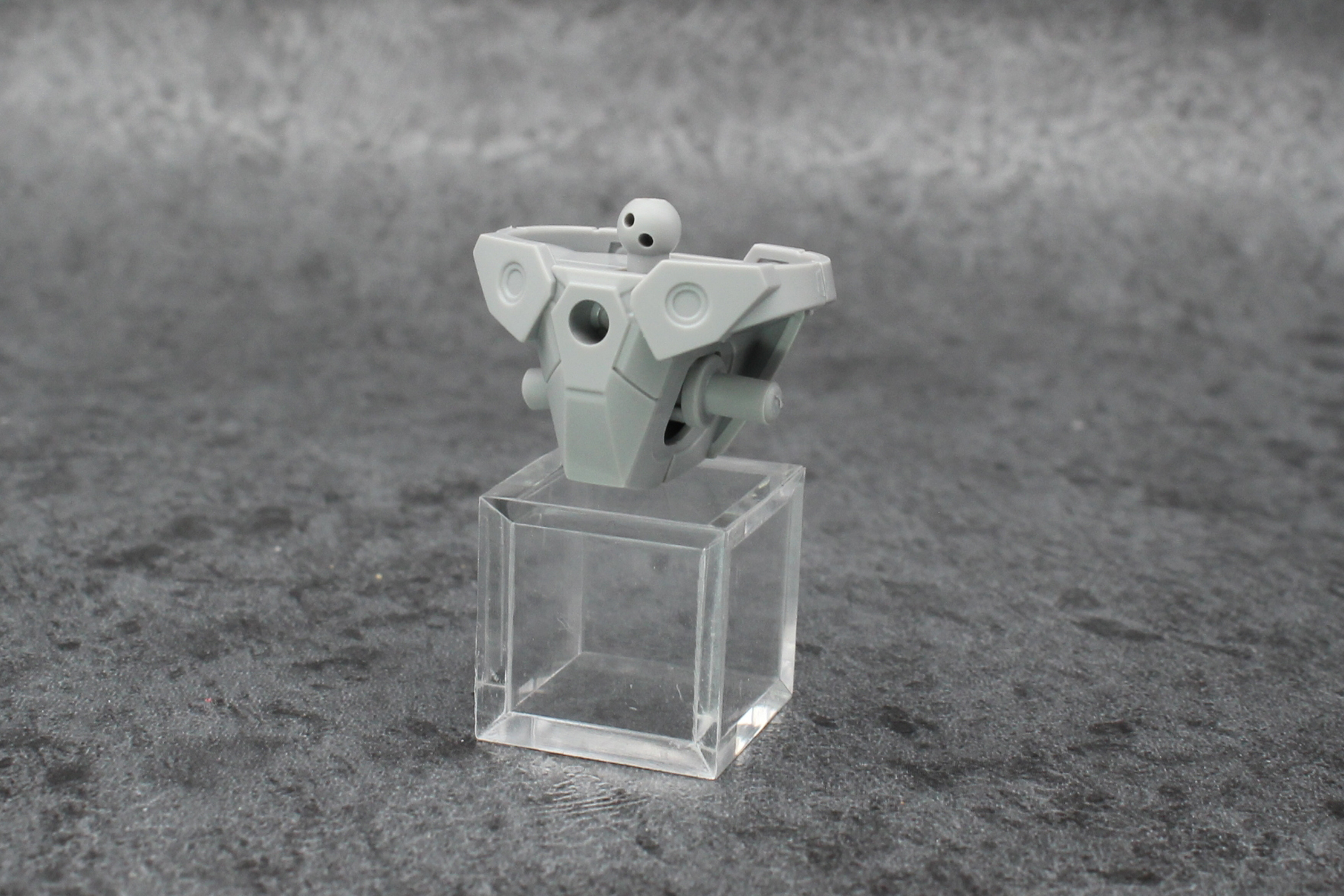 腰の組み立て。腹部や脚の付け根のジョイントはそれぞれスイング可動する