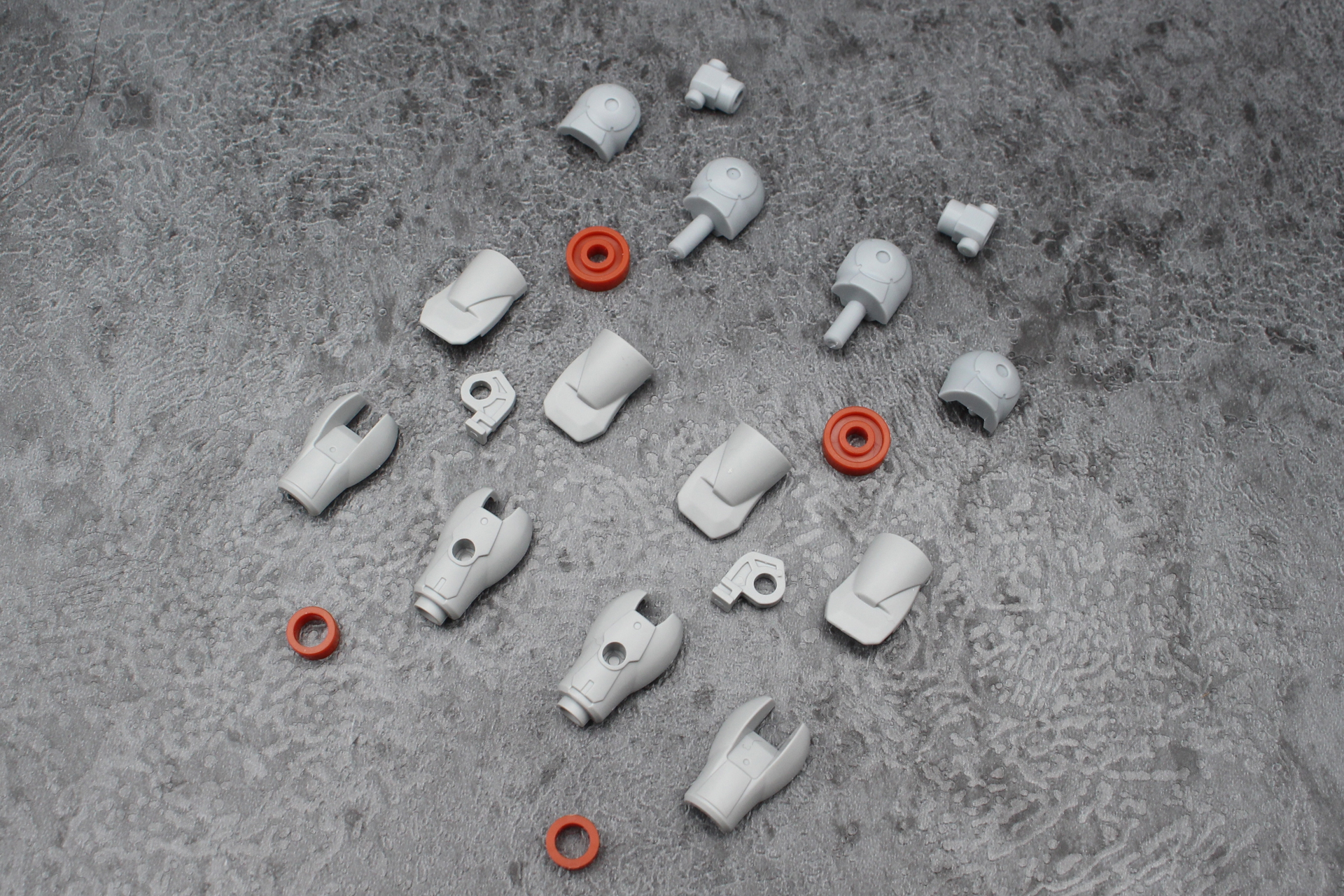 腕の組み立て。左右の形状は基本的に同じで、左右で肩関節の向きを変える