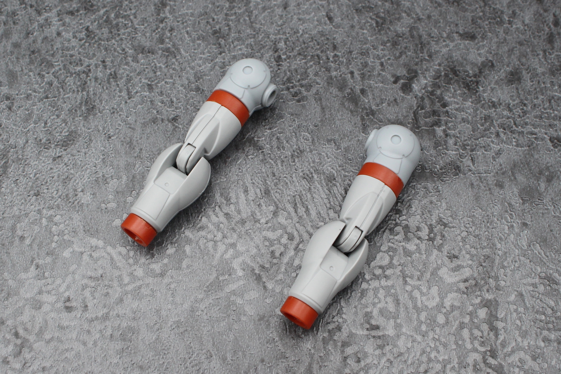 腕の組み立て。左右の形状は基本的に同じで、左右で肩関節の向きを変える