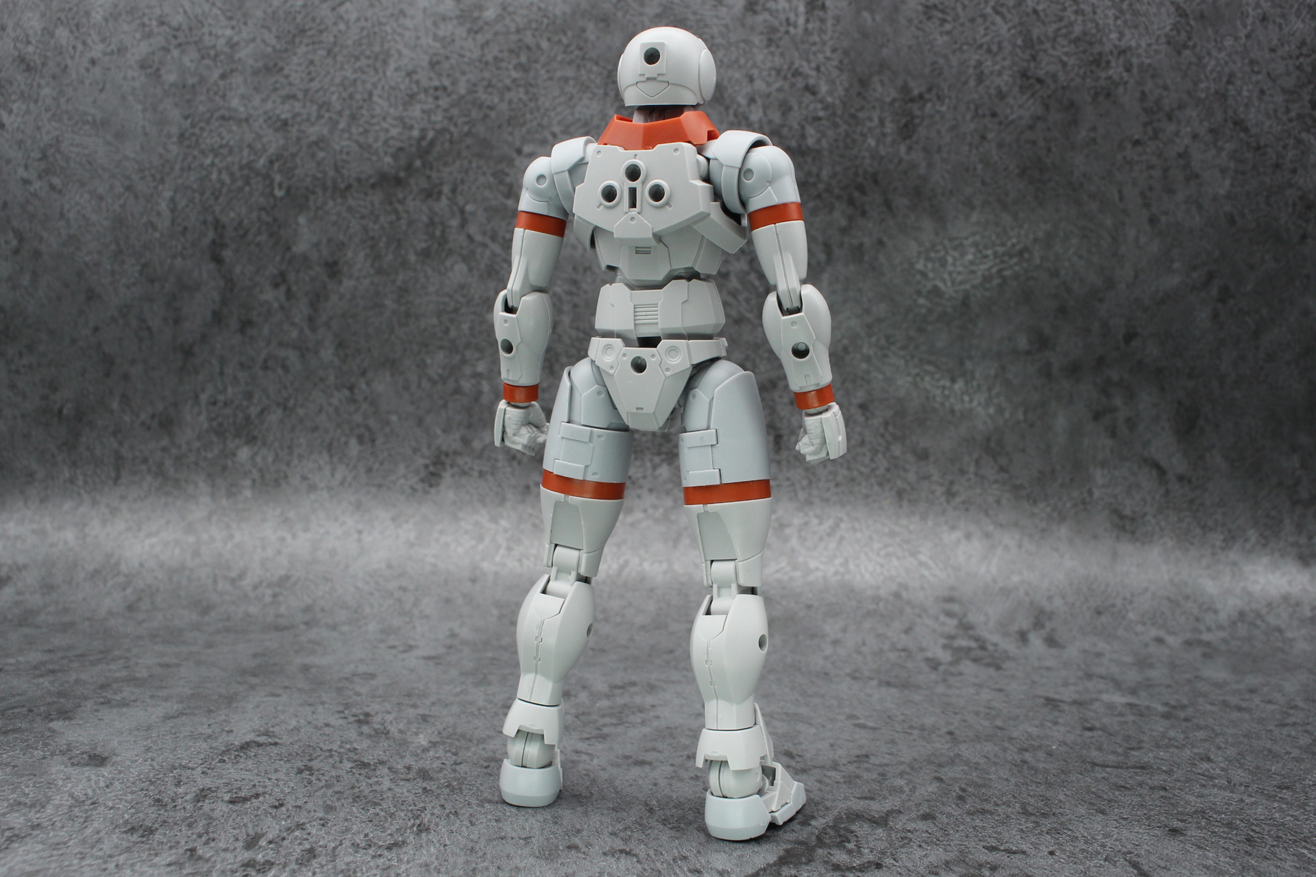 各部を組み付けてリーベルファイターのシルエットが完成。グレーにオレンジが映える