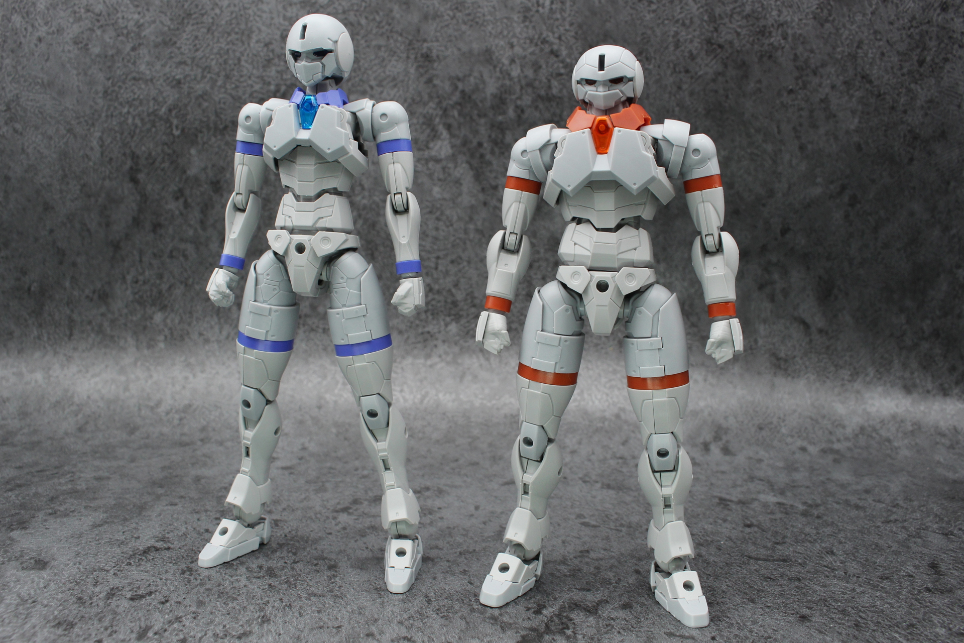 リーベルナイトのシルエット（左）との比較。全身が骨太で背が低い