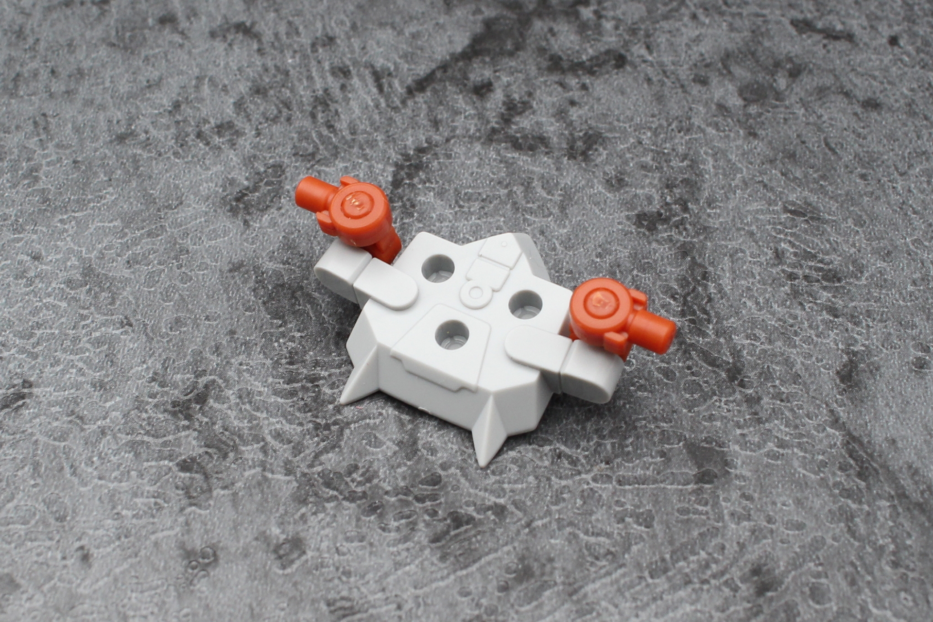 肩アーマーのハーネスを組み立てる。ジョイントは2個ずつで自在に動く