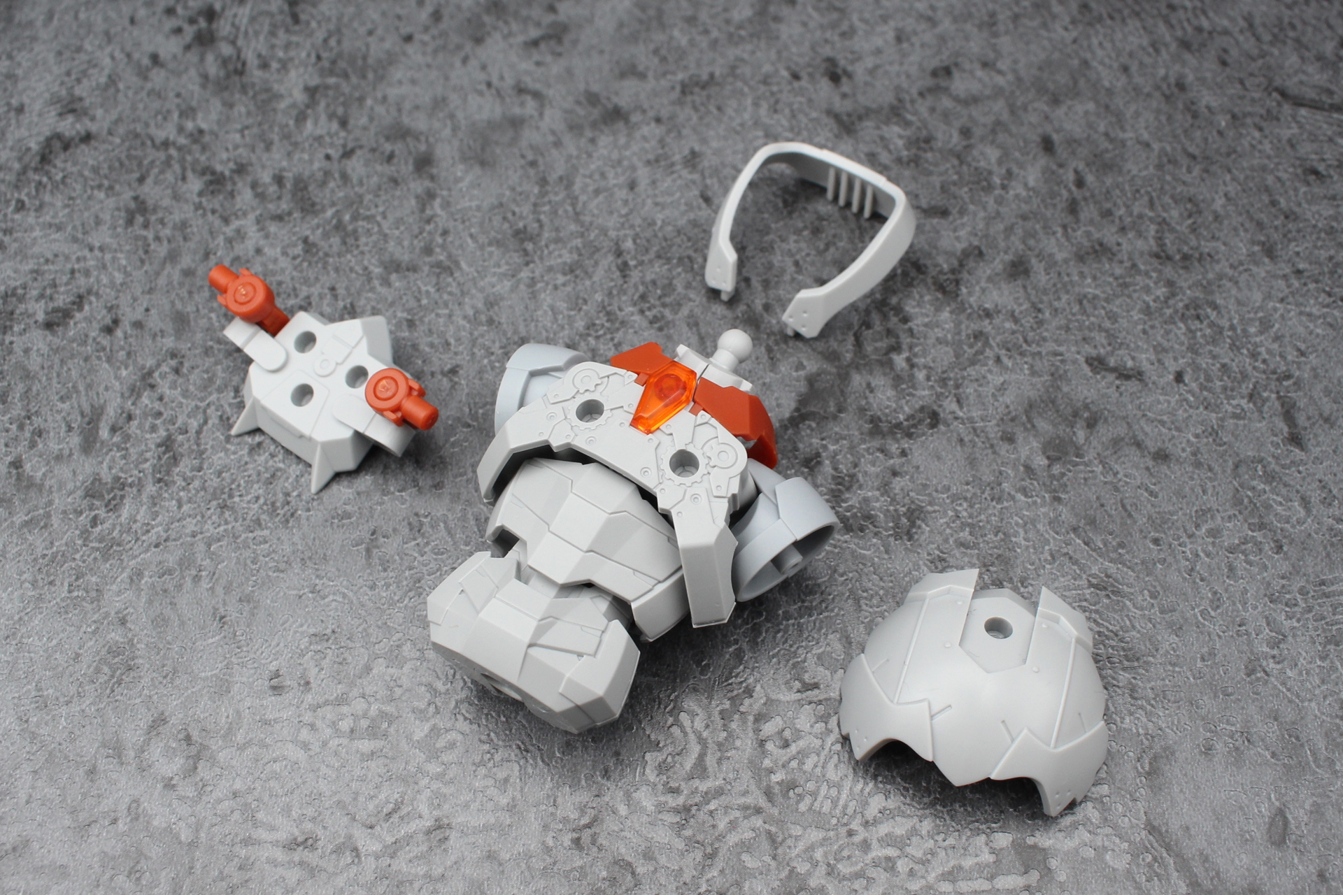 胸部の組み立て。シルエットの胸アーマーは外しておく