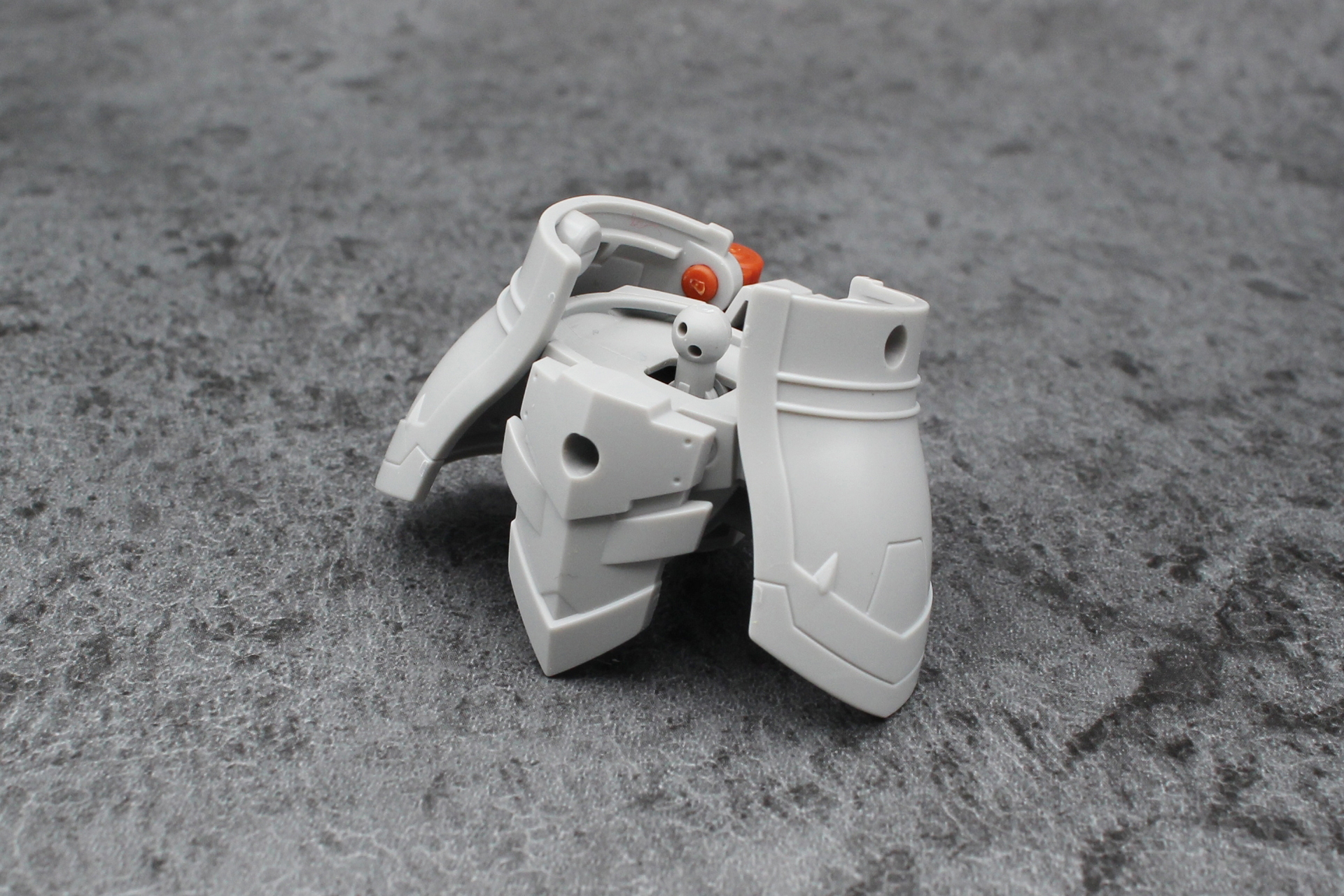 腰部にアーマーのパーツを取り付ける